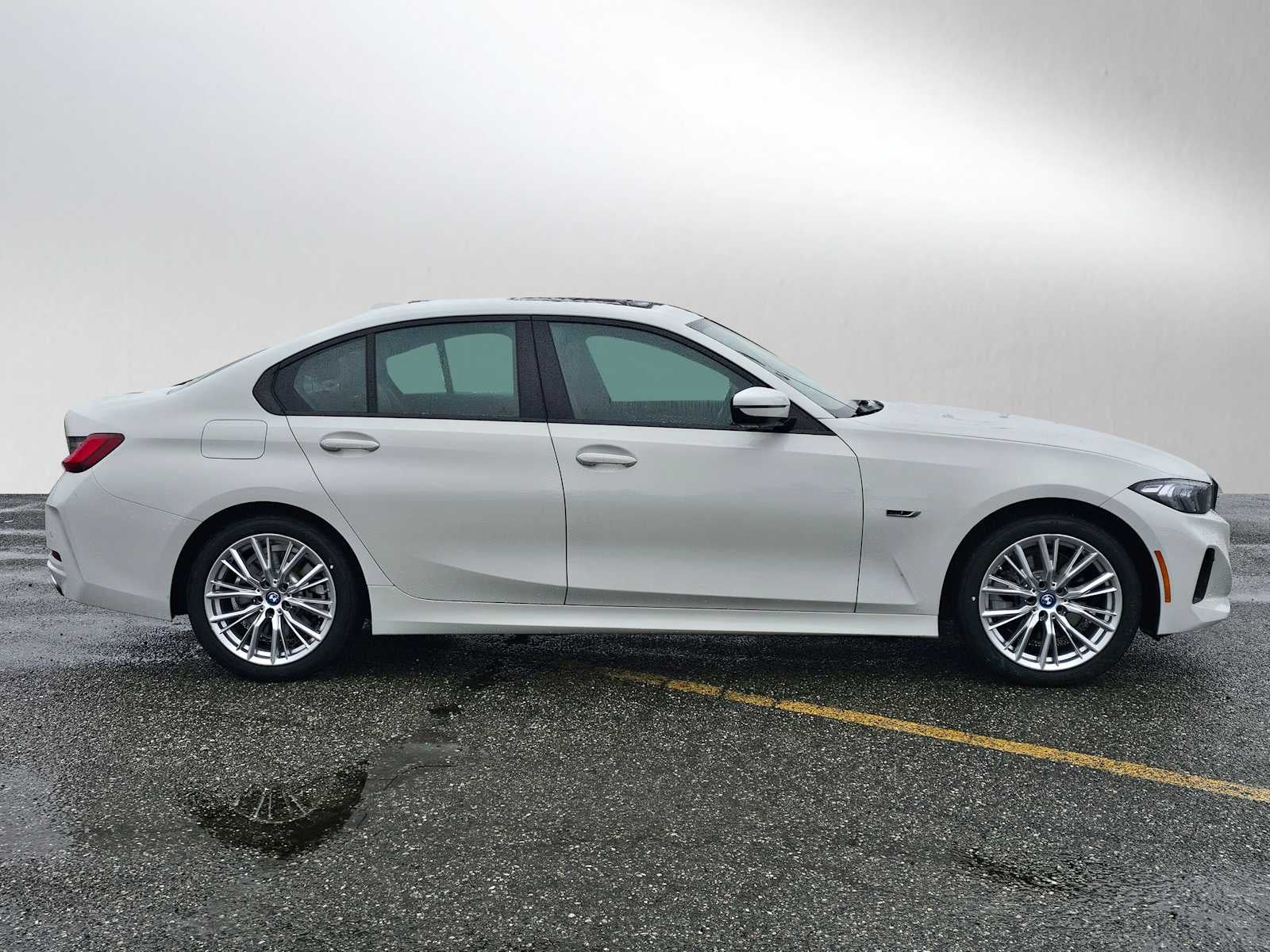 2023 BMW 330e xDrive 330e xDrive