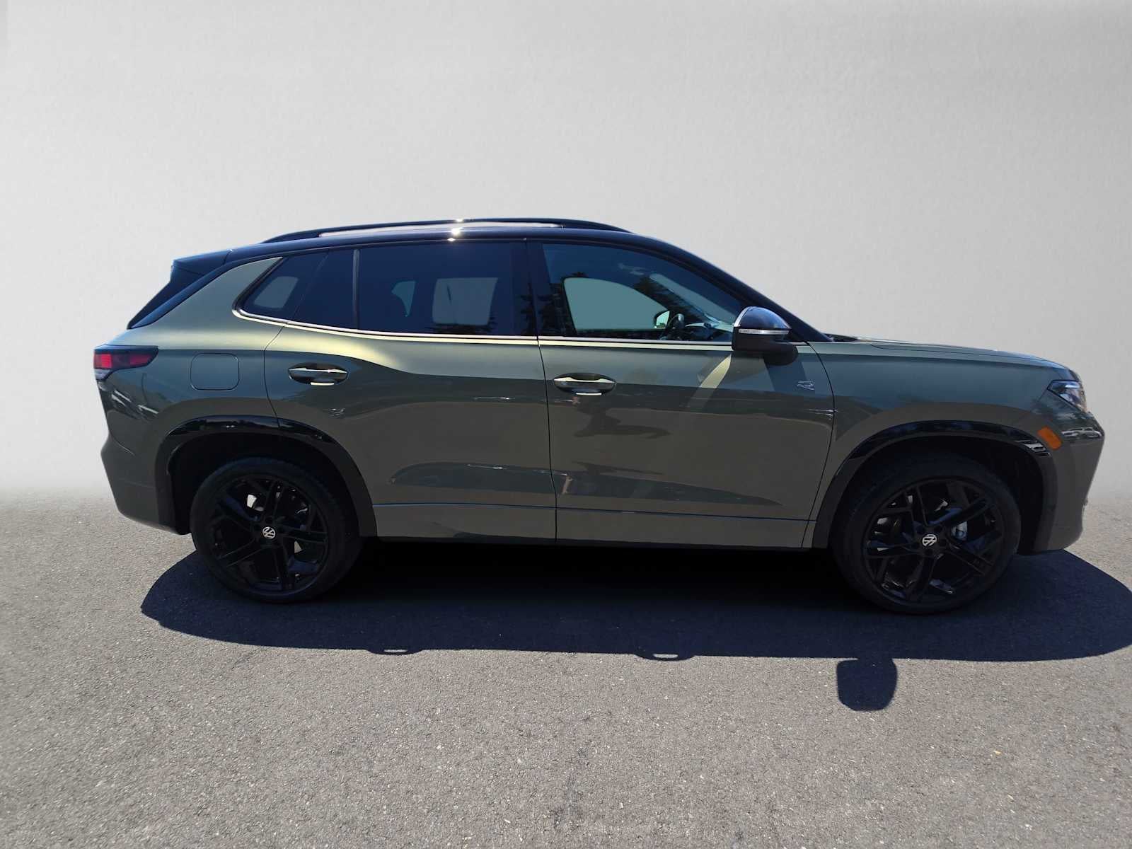2025 Volkswagen Tiguan SE R-Line Black