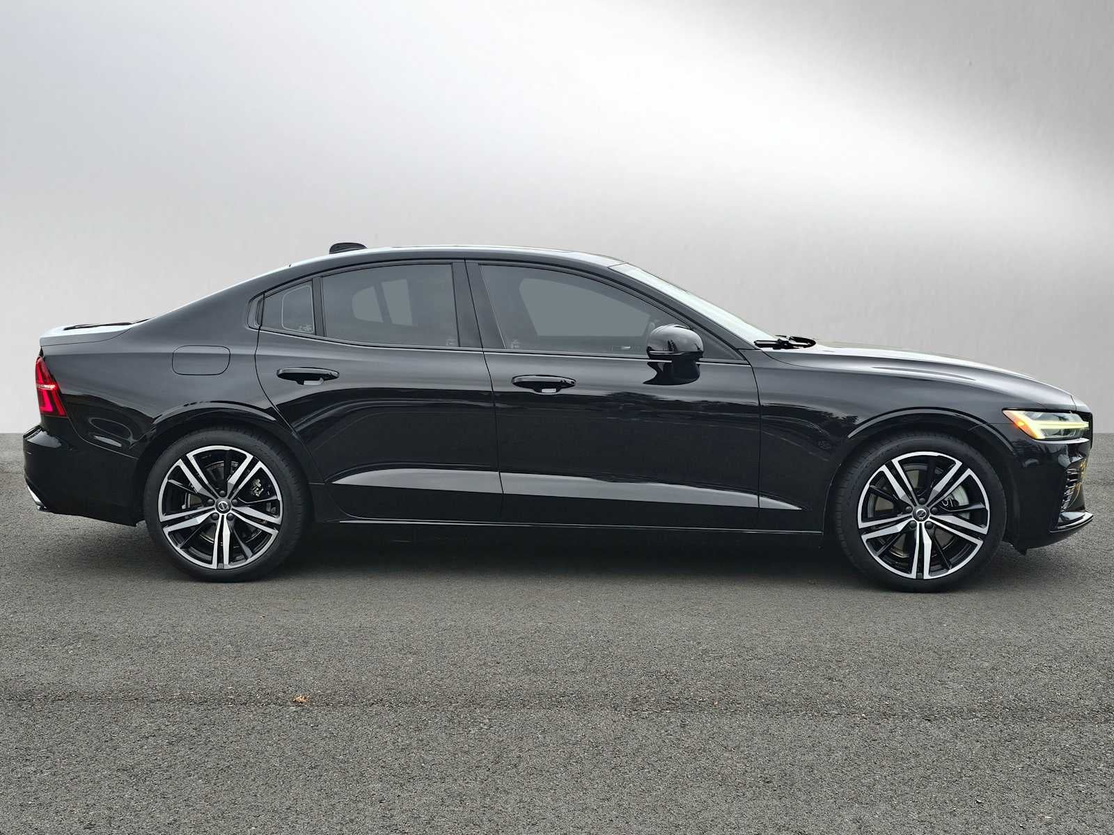 2022 Volvo S60 Recharge Plug-In Hybrid R-Design Expression
