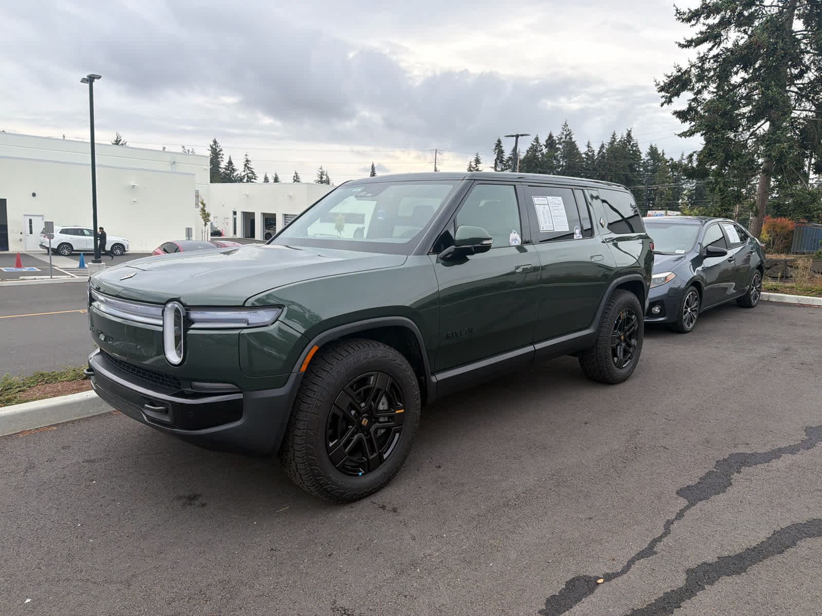 2025 Rivian R1S Adventure