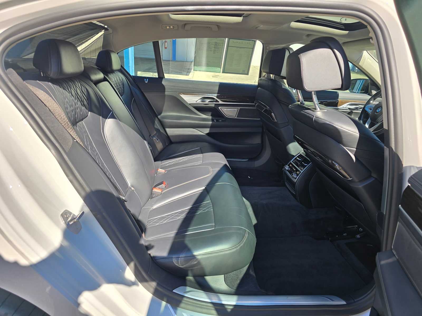 2018 BMW 750i 750i