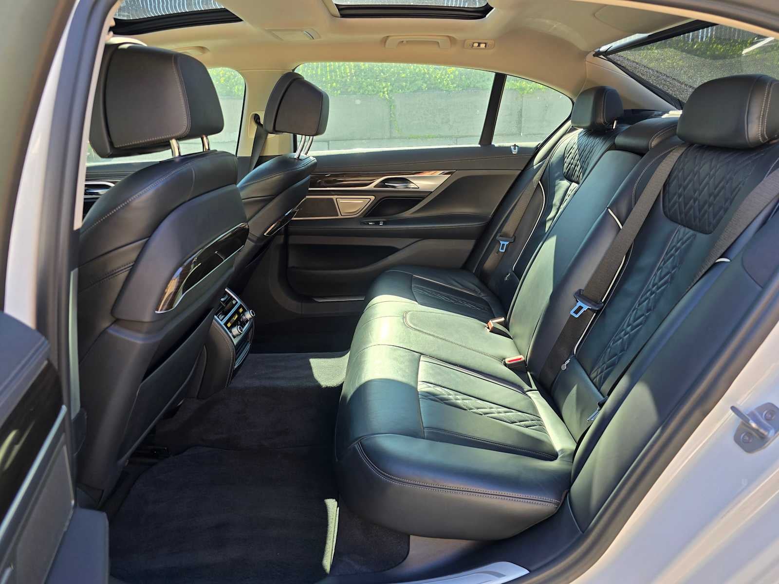 2018 BMW 750i 750i