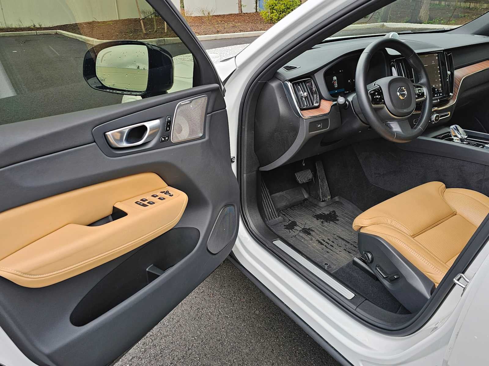 2024 Volvo XC60 Ultimate Dark Theme