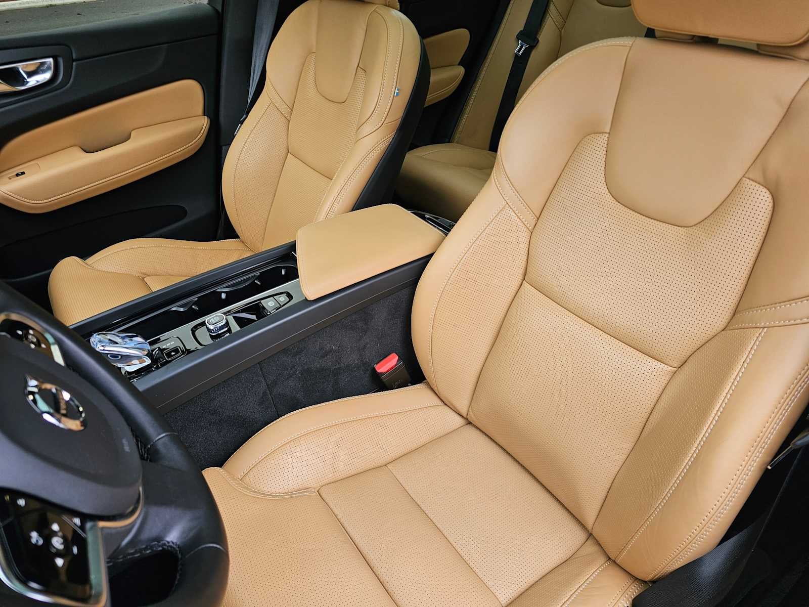 2024 Volvo XC60 Ultimate Dark Theme