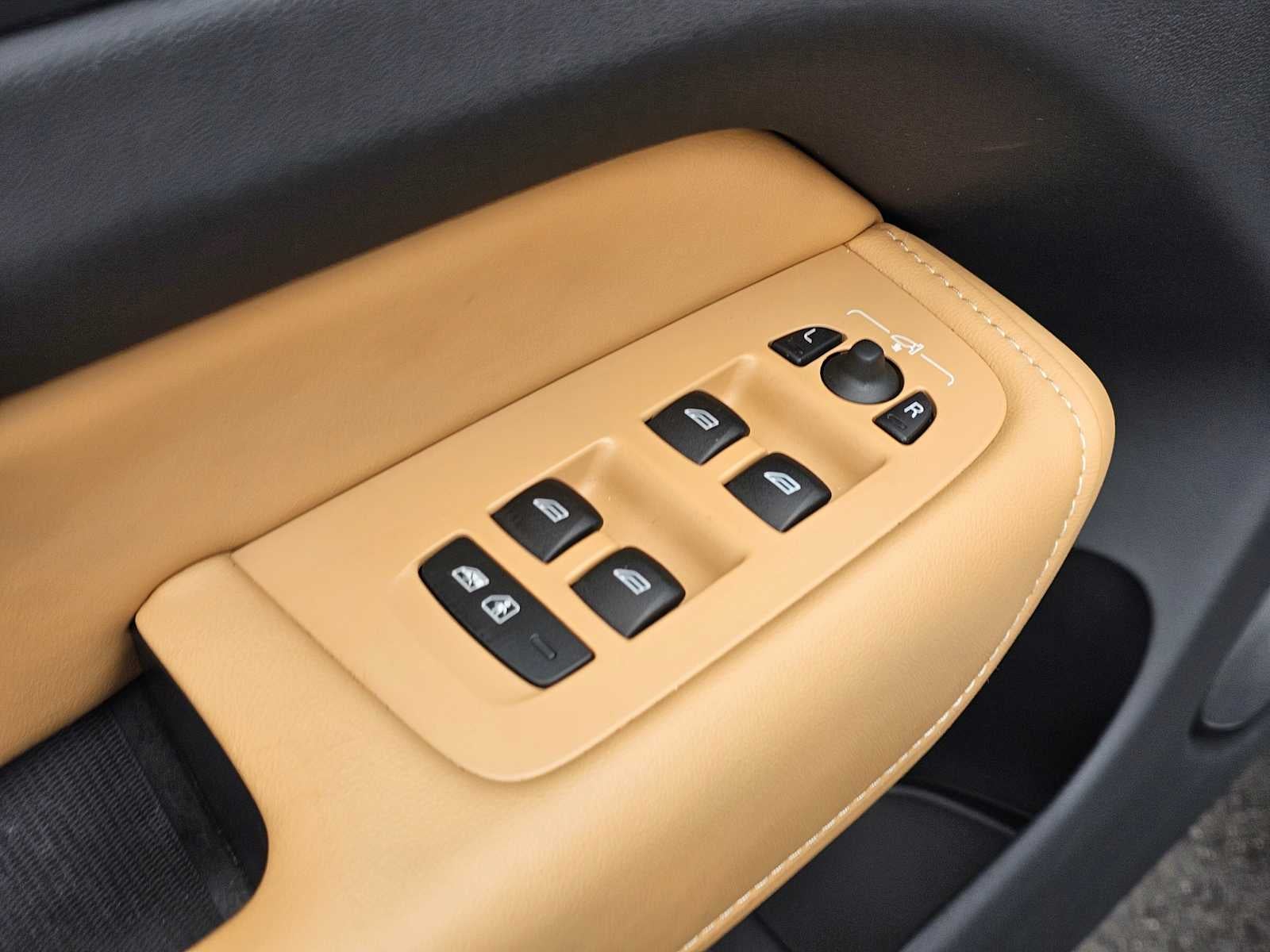 2024 Volvo XC60 Ultimate Dark Theme