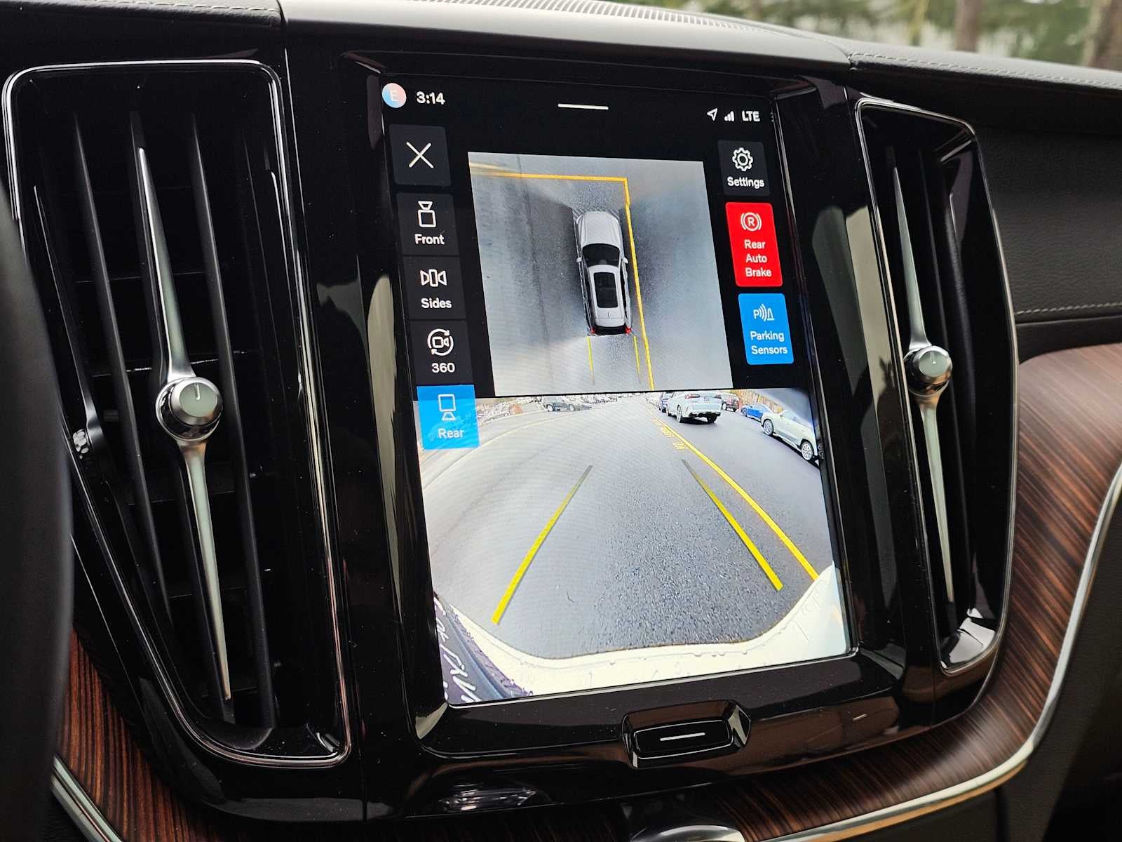 2024 Volvo XC60 Ultimate Dark Theme