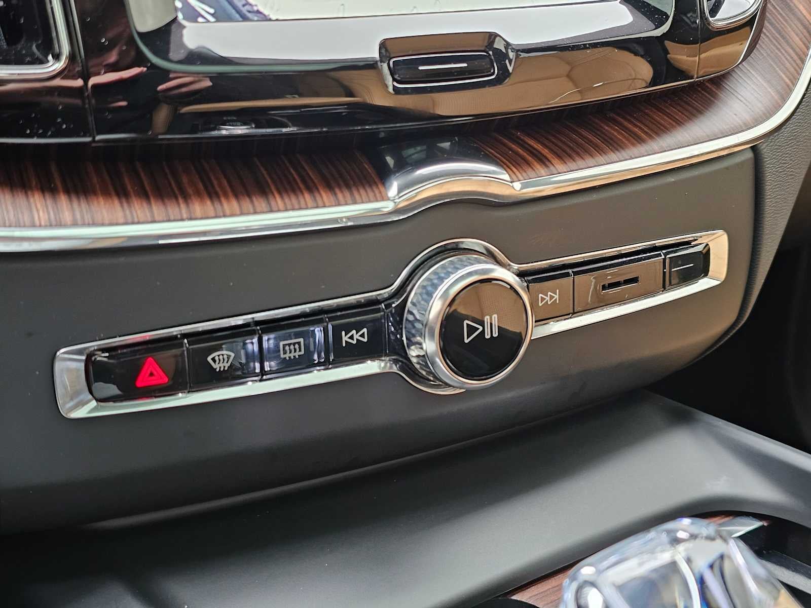 2024 Volvo XC60 Ultimate Dark Theme