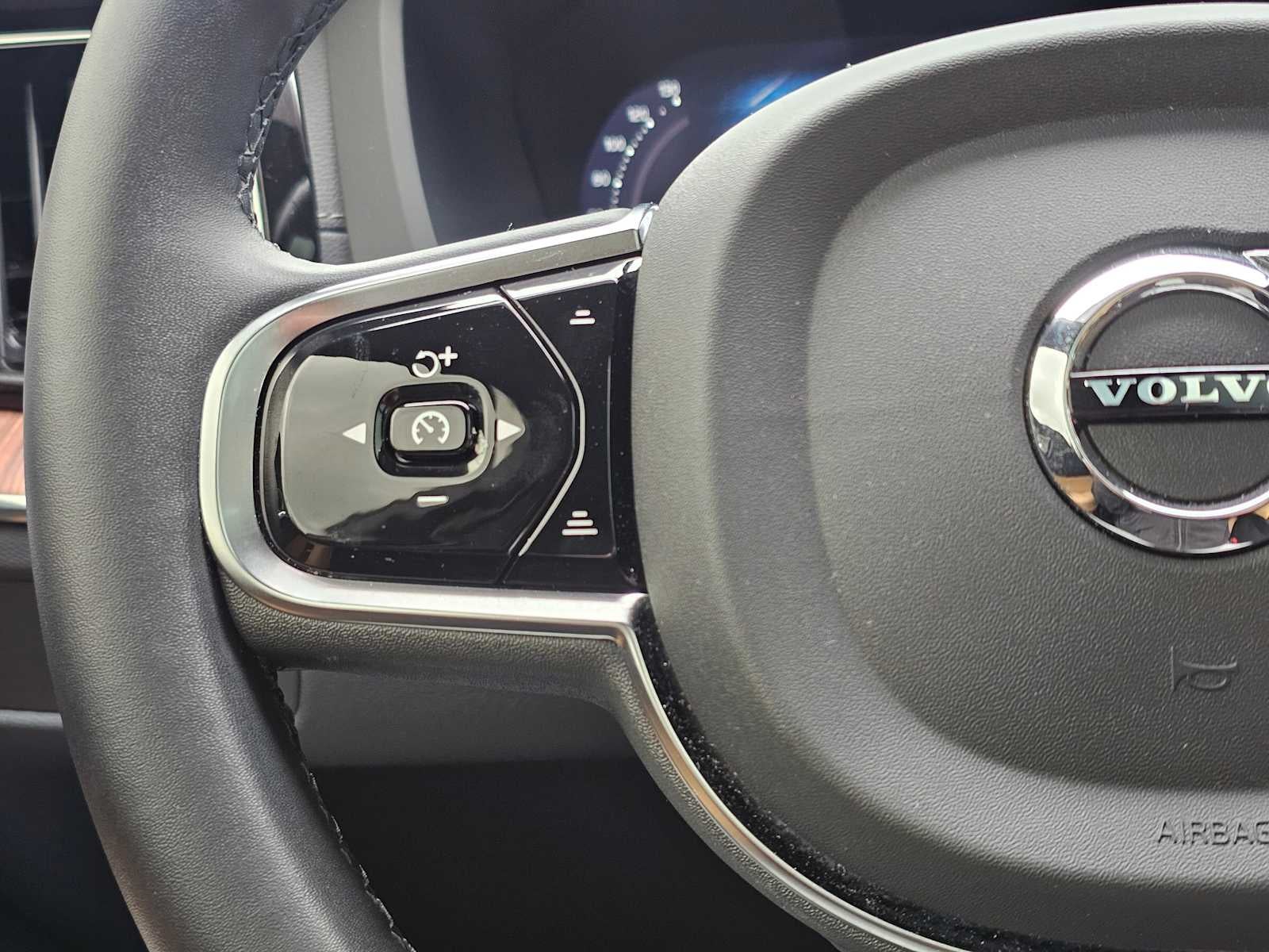 2024 Volvo XC60 Ultimate Dark Theme