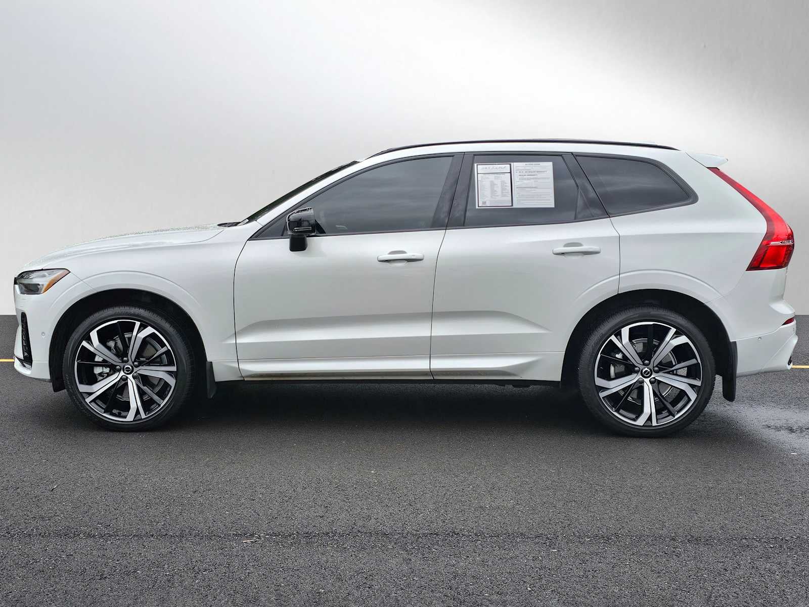 2024 Volvo XC60 Ultimate Dark Theme