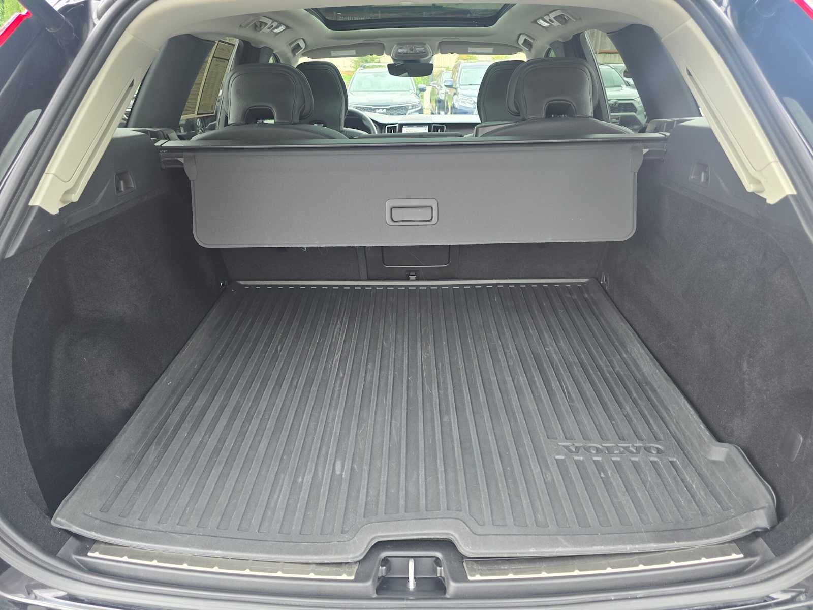 2023 Volvo XC60 Plus Dark Theme