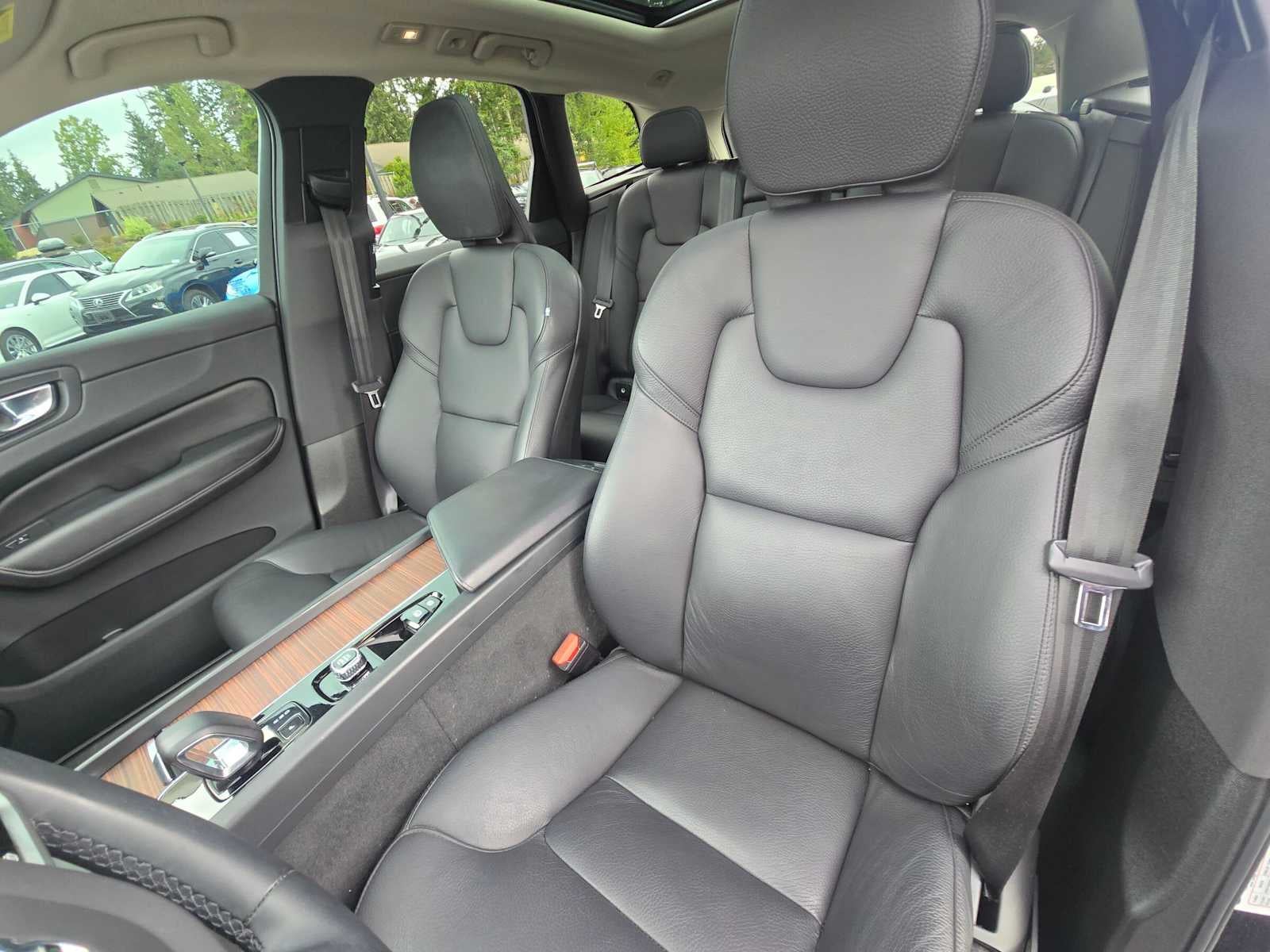 2023 Volvo XC60 Plus Dark Theme