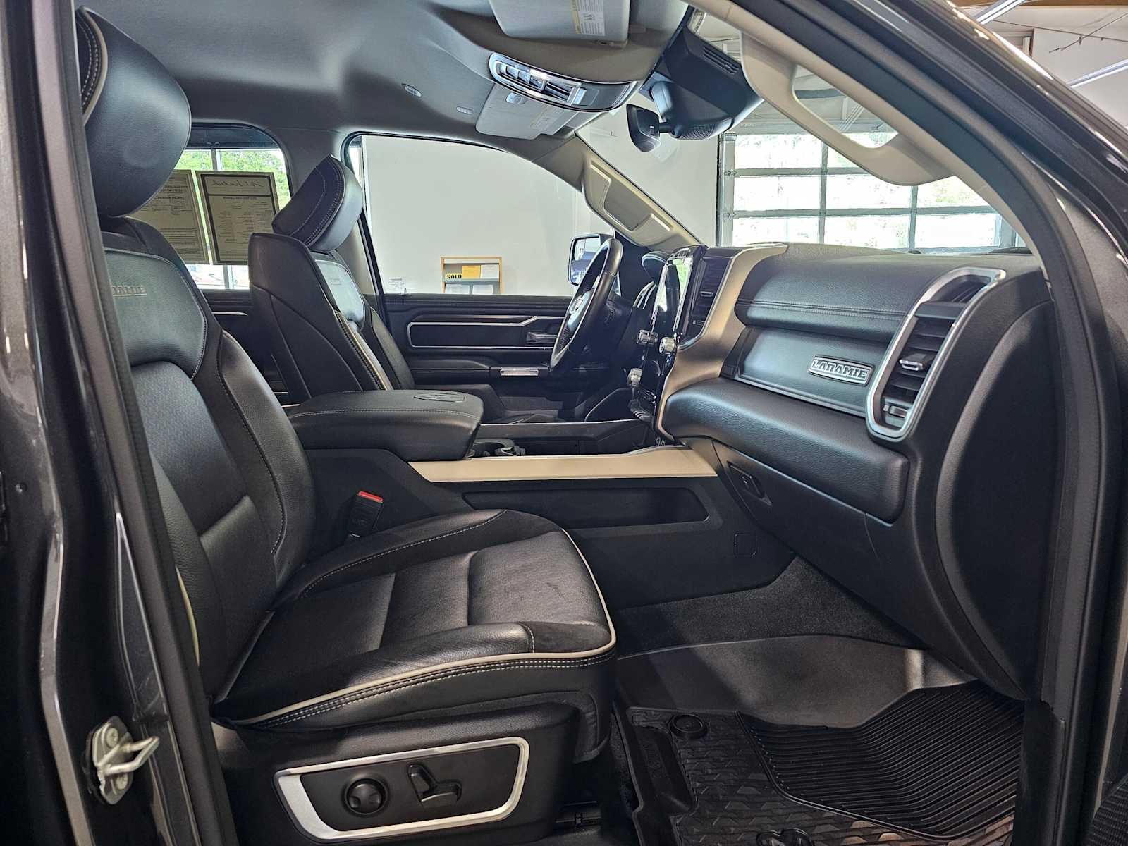 2022 RAM 1500 Laramie 4x4 Crew Cab 57 Box