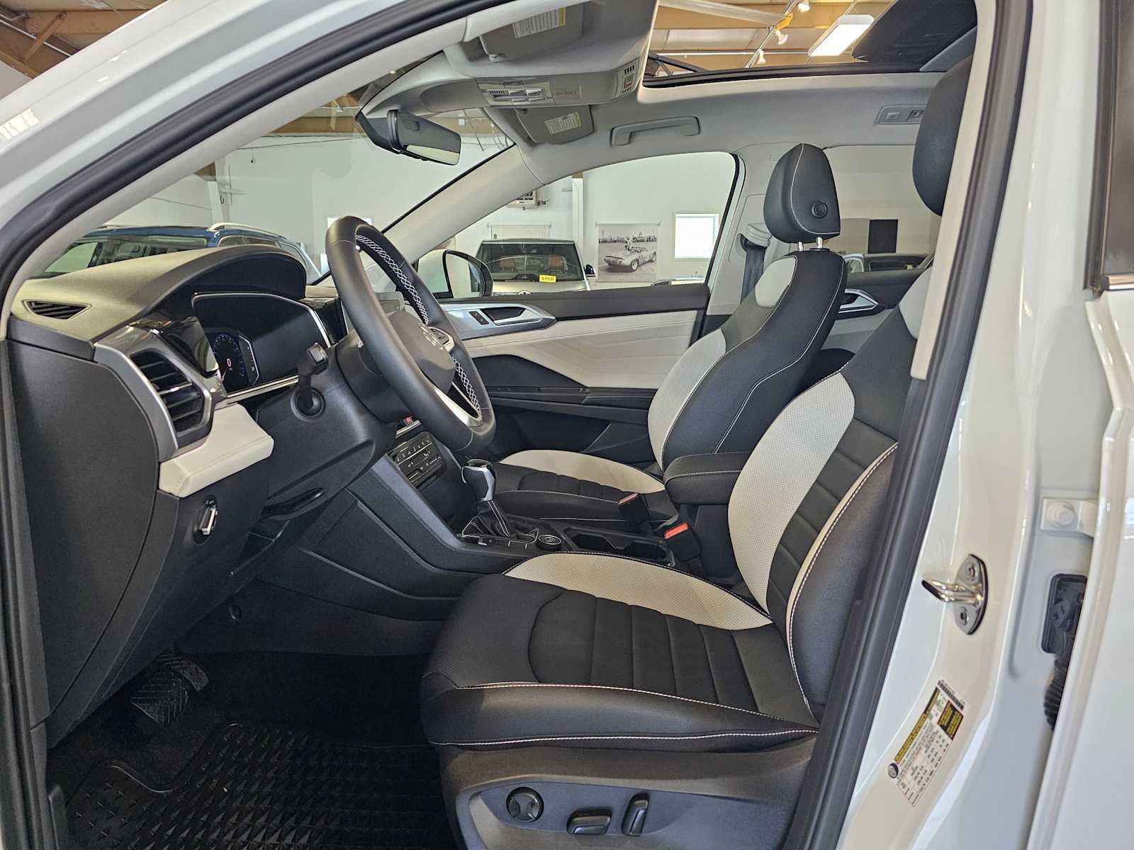2025 Volkswagen Taos SEL 4MOTION