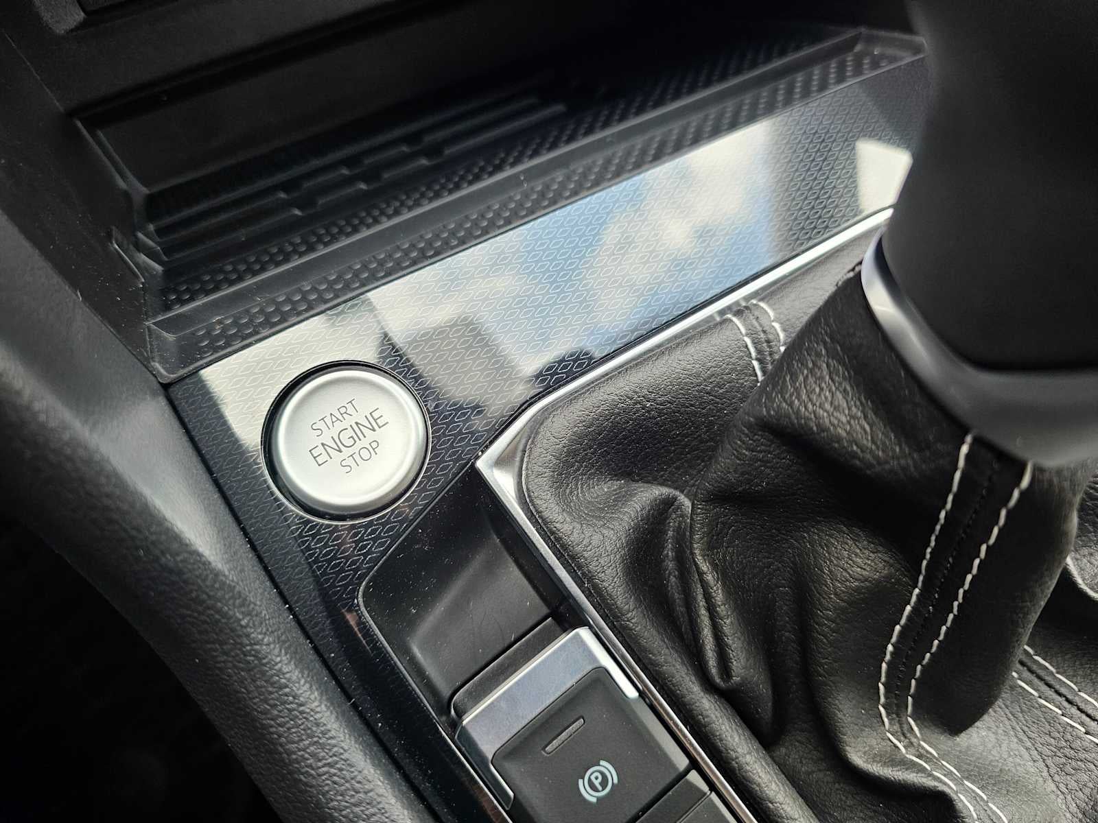 2025 Volkswagen Taos SEL 4MOTION