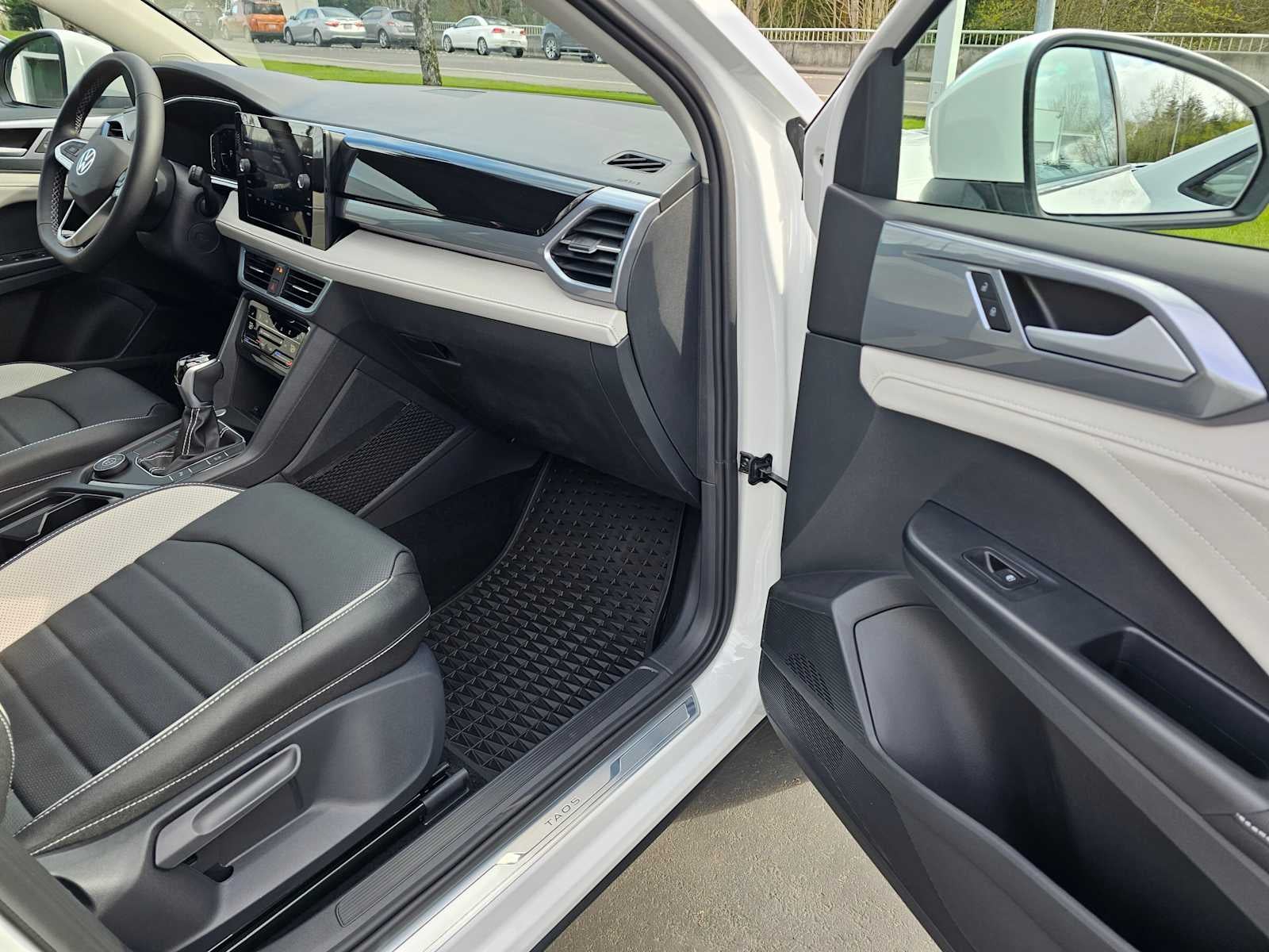 2025 Volkswagen Taos SEL 4MOTION
