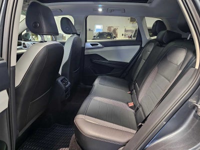 2025 Volkswagen Taos SE 4MOTION