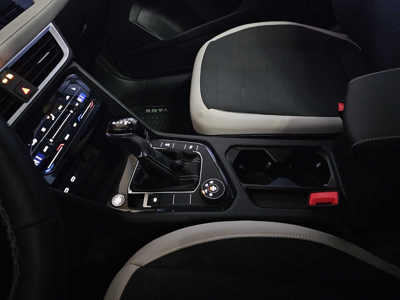 2025 Volkswagen Taos SE 4MOTION