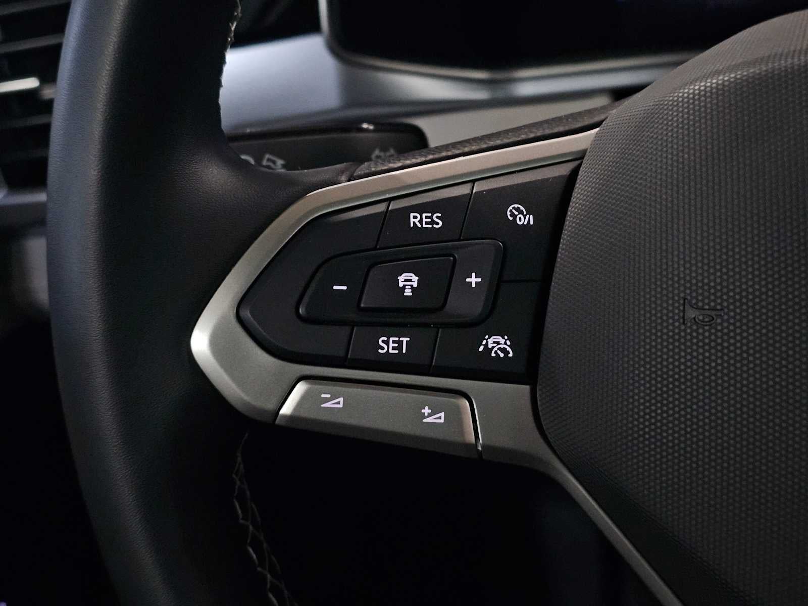 2025 Volkswagen Taos SE 4MOTION