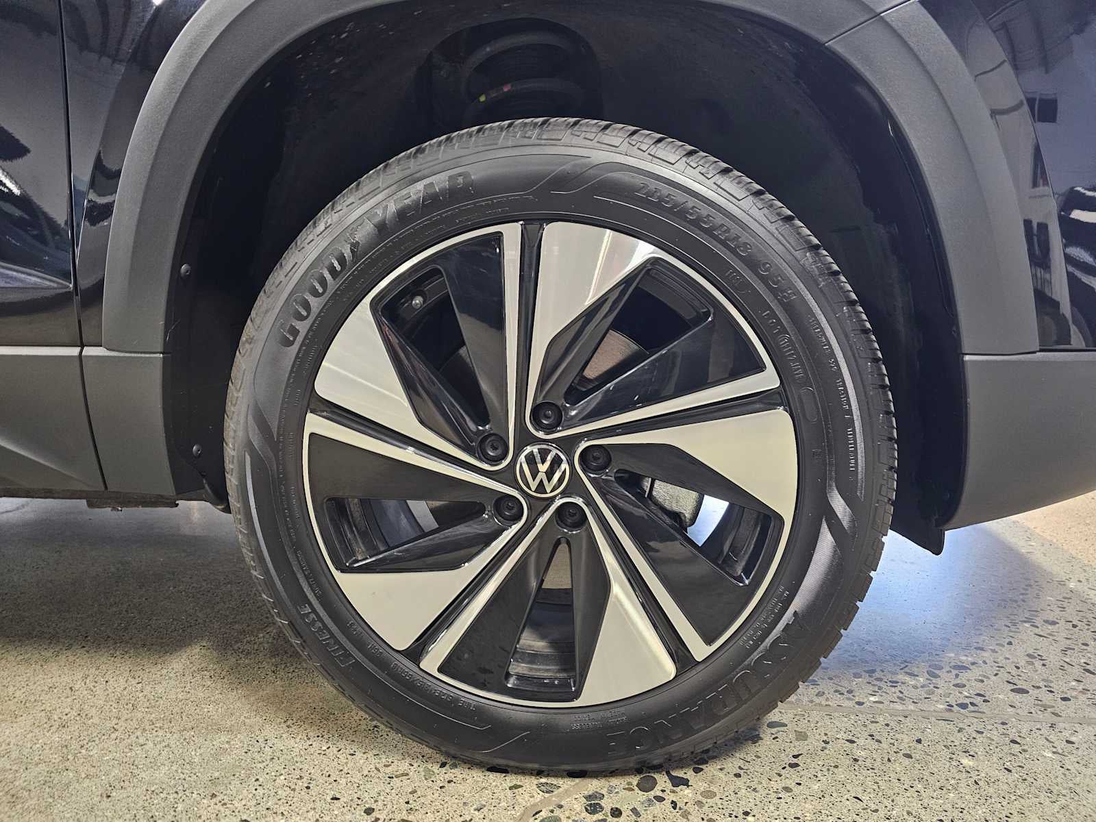 2025 Volkswagen Taos SE 4MOTION