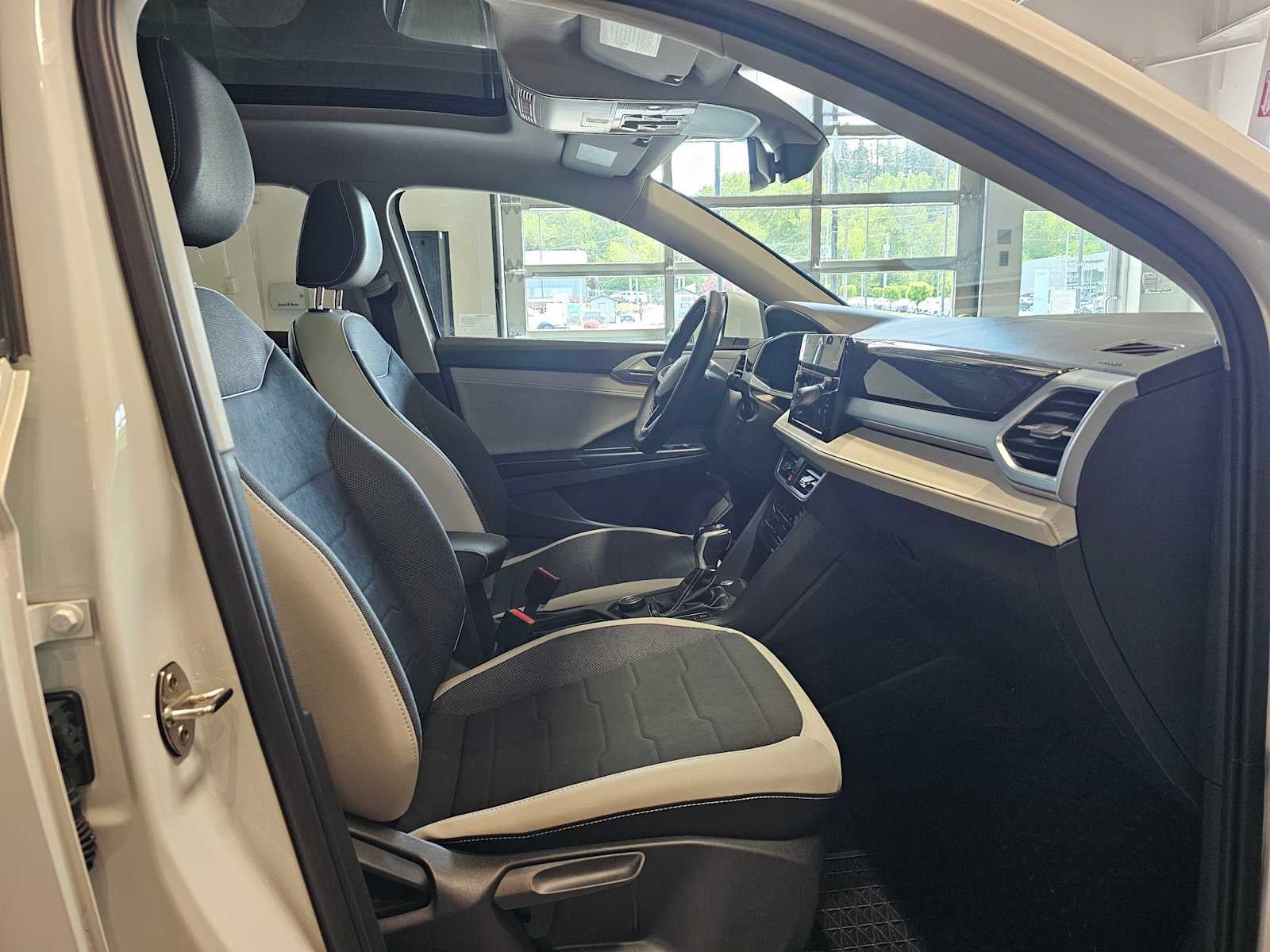 2025 Volkswagen Taos SE 4MOTION