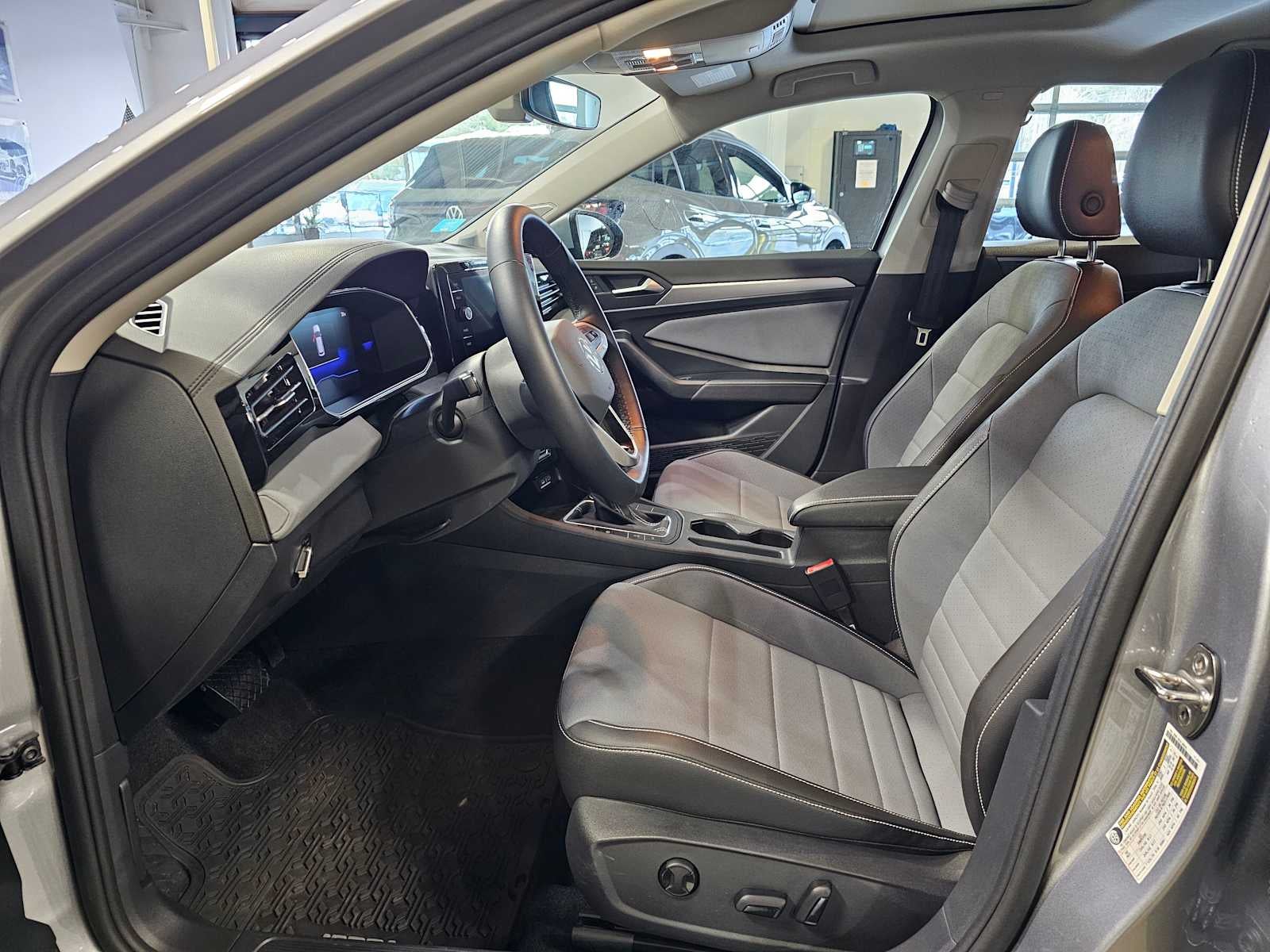 2025 Volkswagen Jetta SE Auto