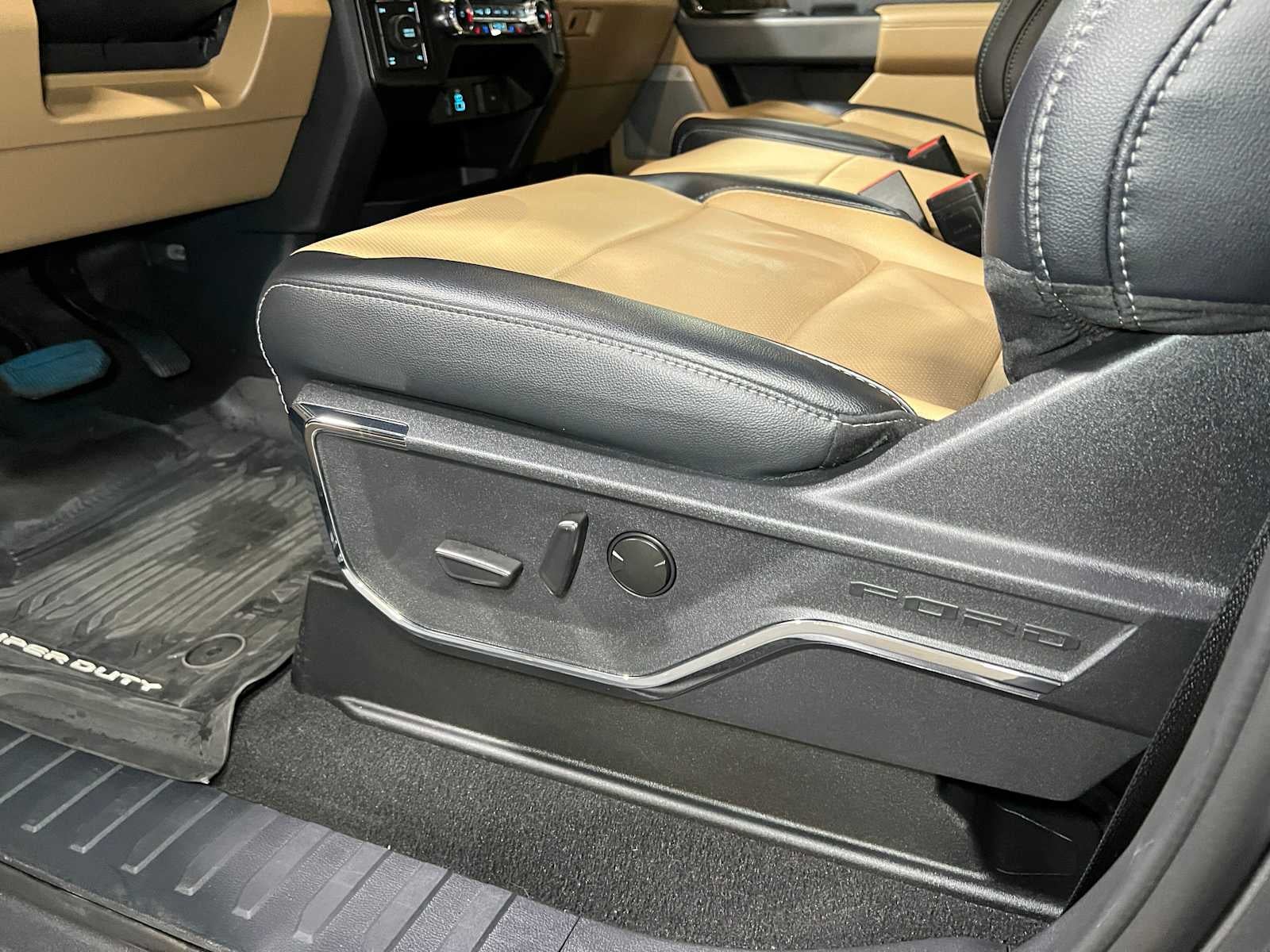 2024 Ford Super Duty F-350 SRW Pickup LARIAT