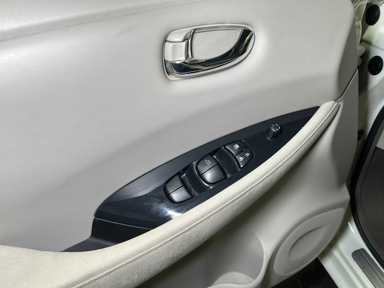 2011 Nissan LEAF SL-e