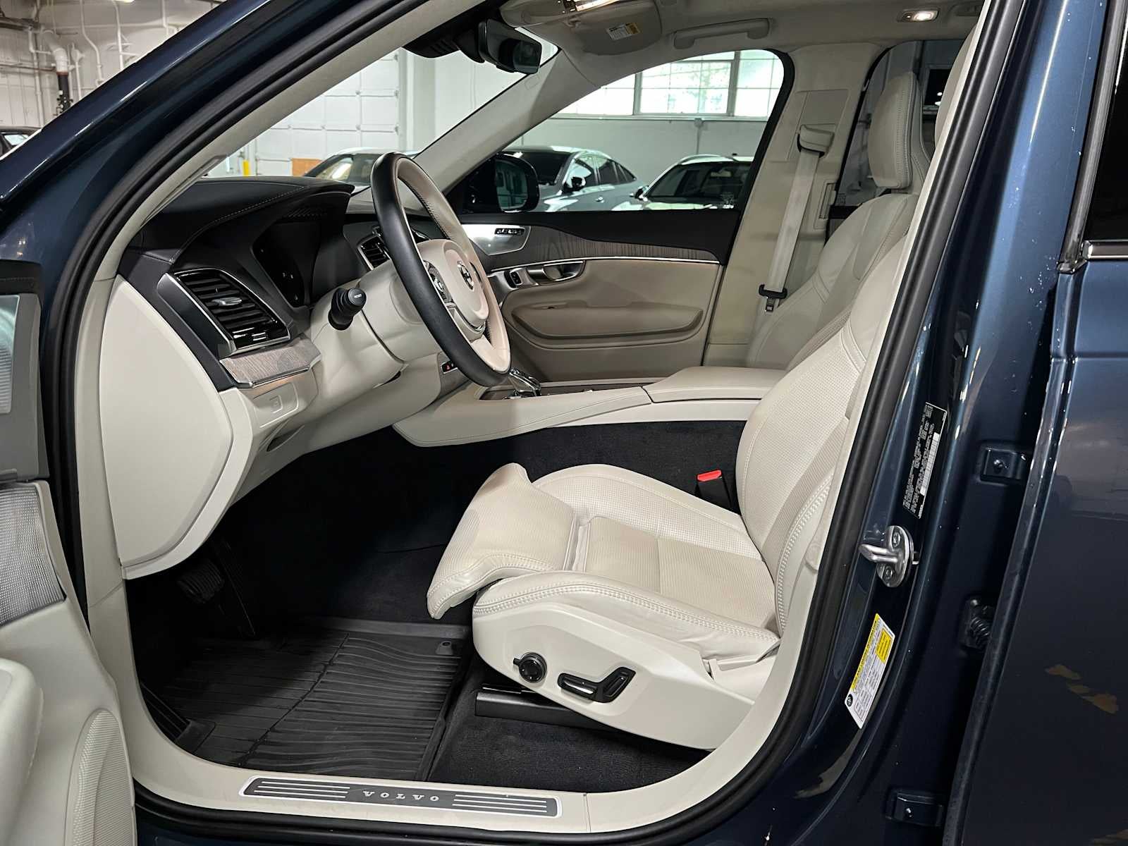 2024 Volvo XC90 Ultimate Bright Theme