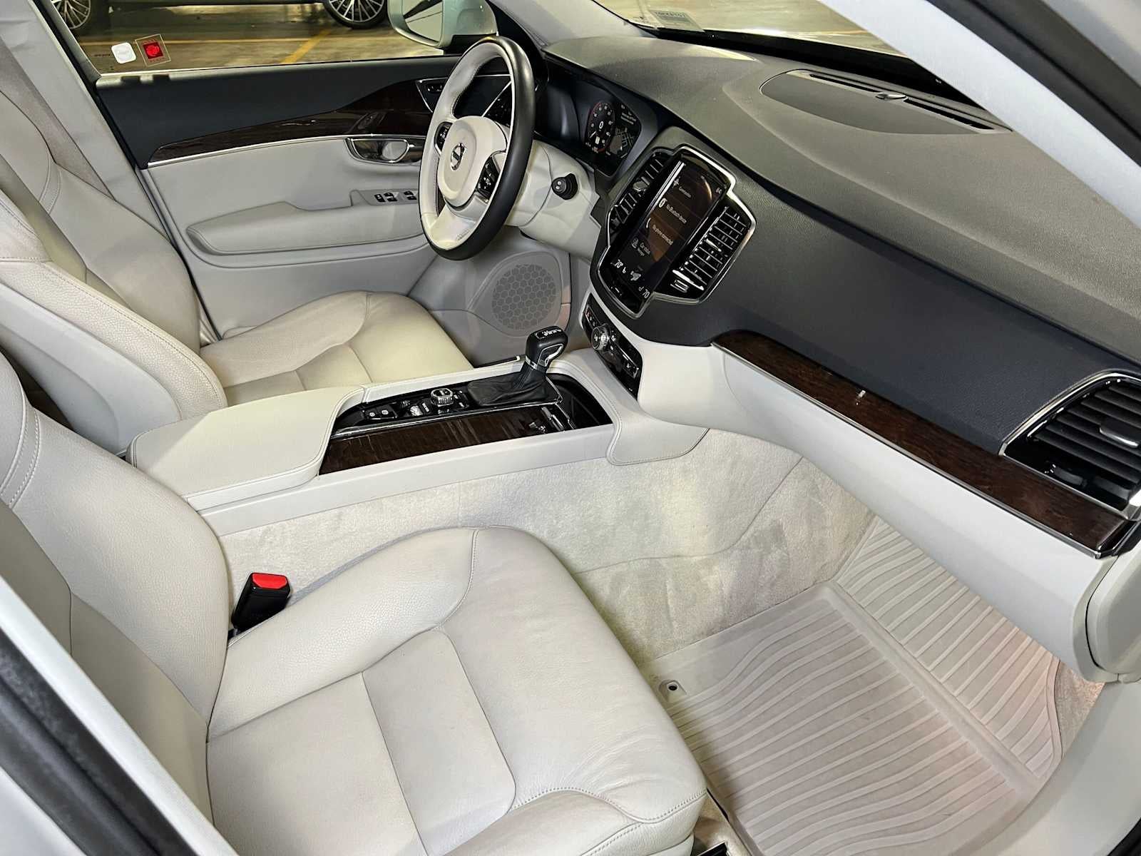 2016 Volvo XC90 T6 Momentum