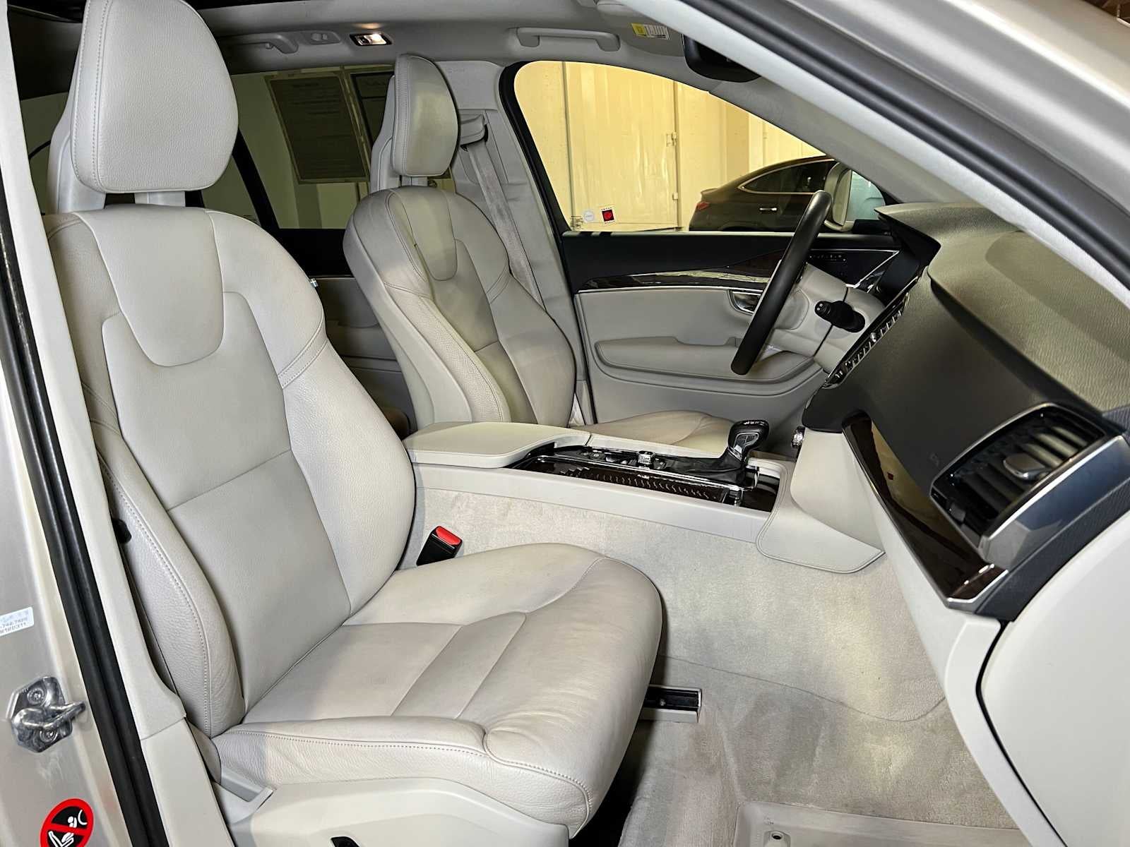 2016 Volvo XC90 T6 Momentum