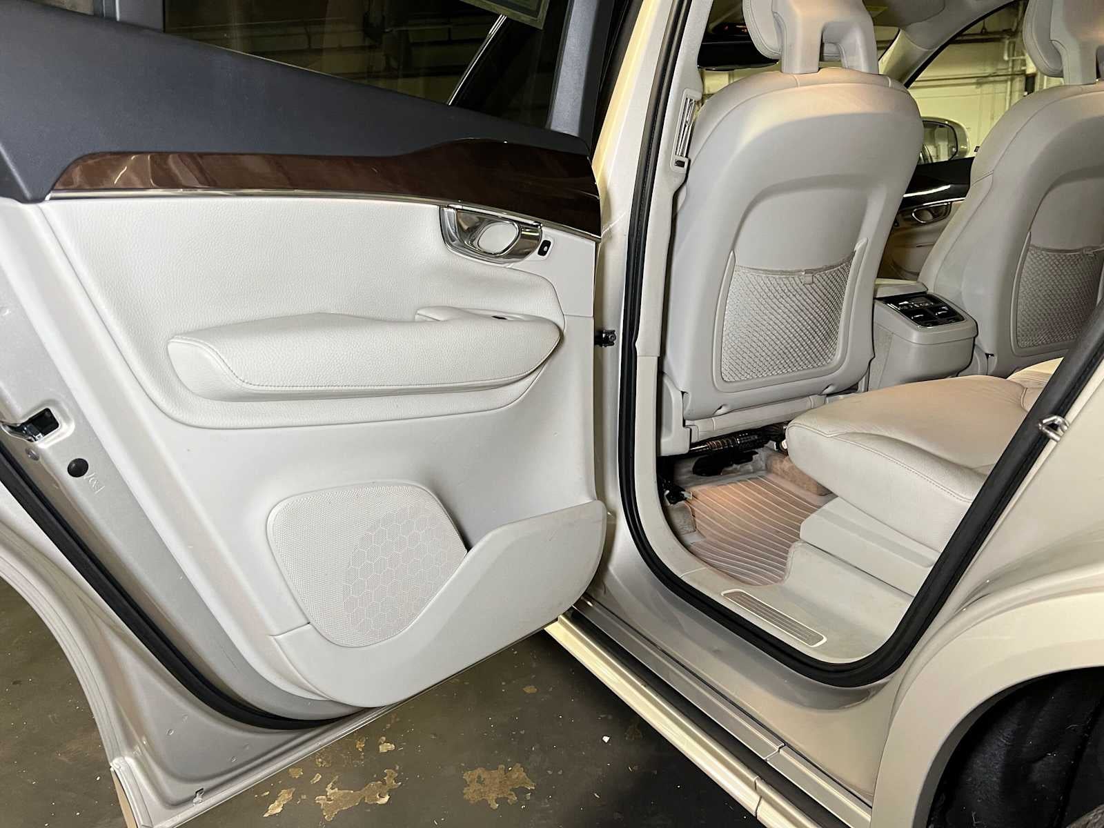 2016 Volvo XC90 T6 Momentum