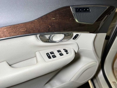 2016 Volvo XC90 T6 Momentum