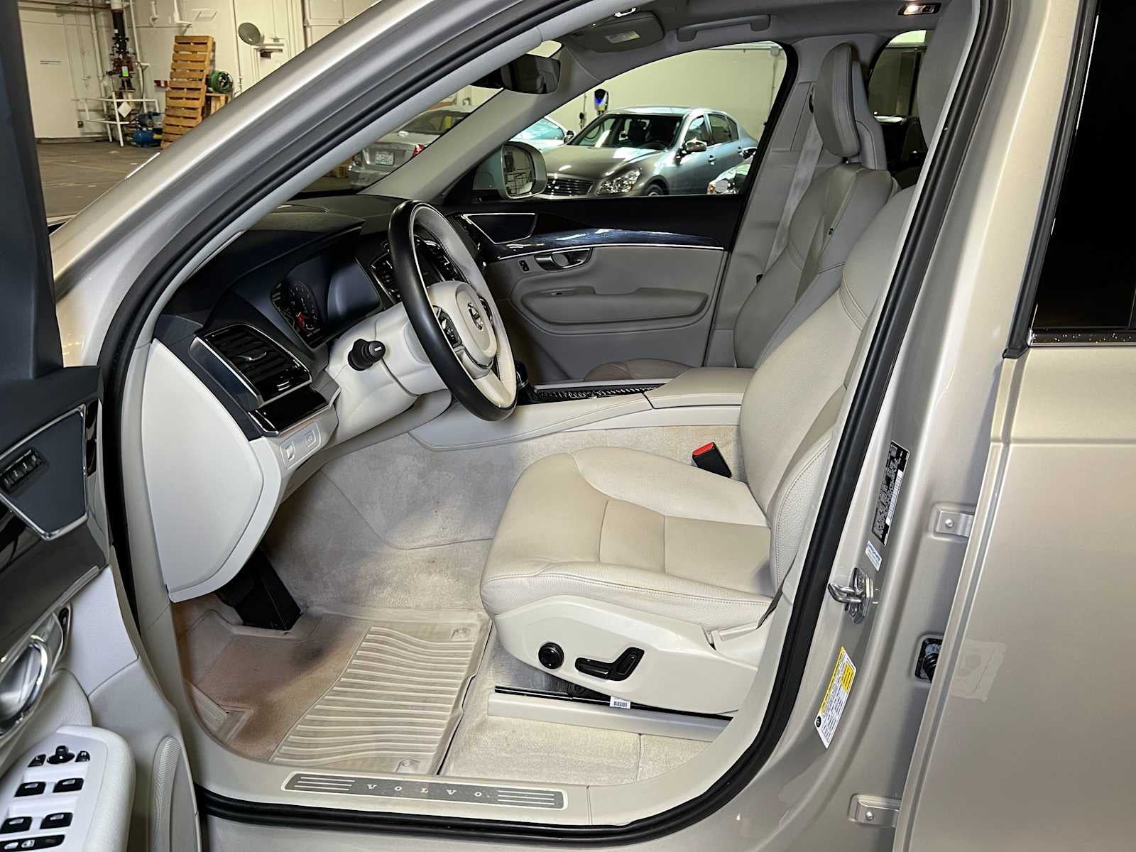 2016 Volvo XC90 T6 Momentum
