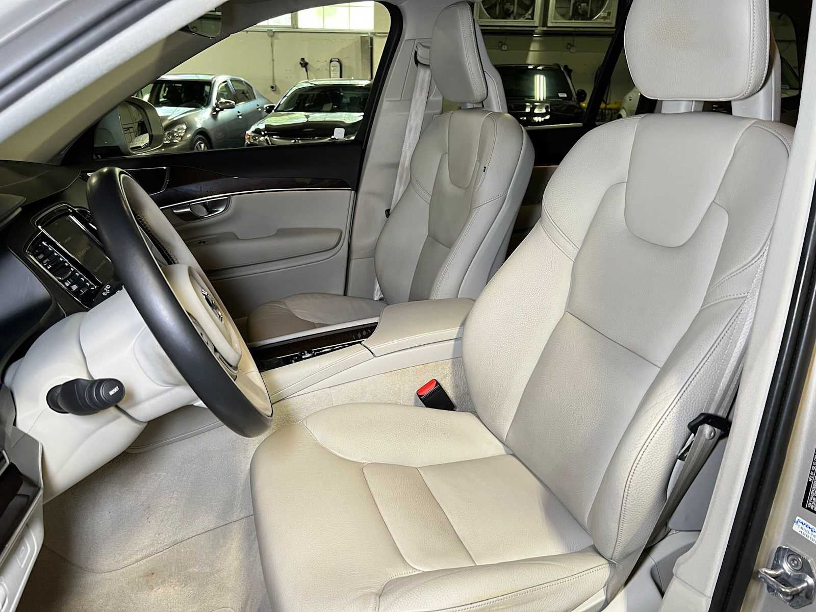 2016 Volvo XC90 T6 Momentum
