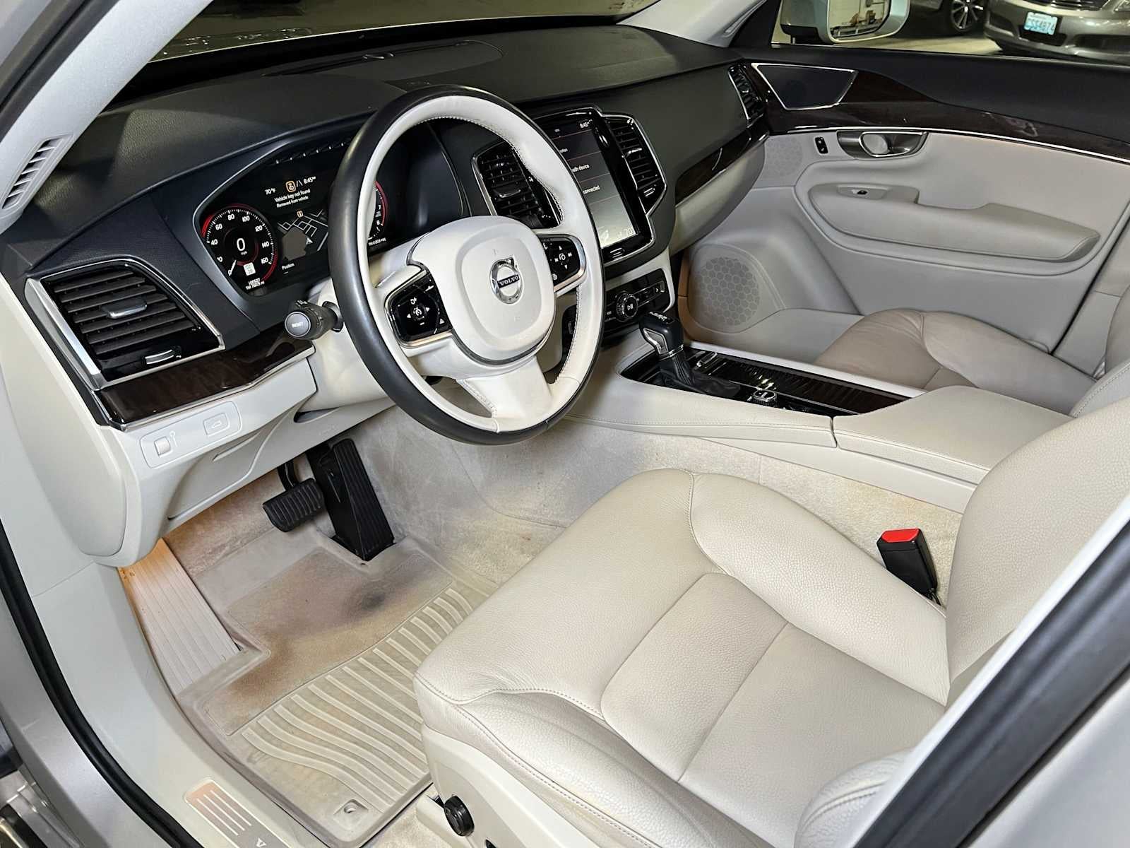 2016 Volvo XC90 T6 Momentum