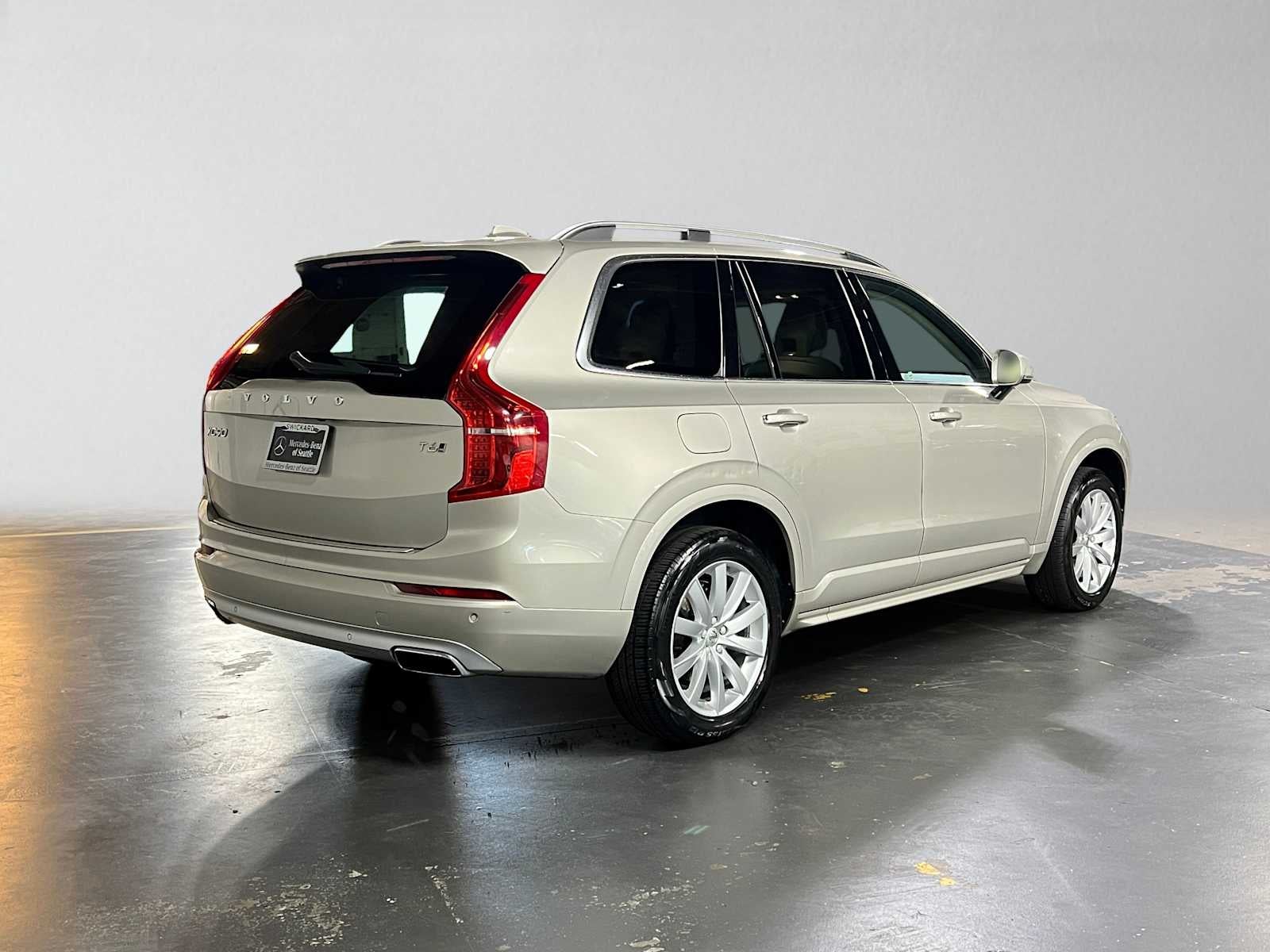 2016 Volvo XC90 T6 Momentum