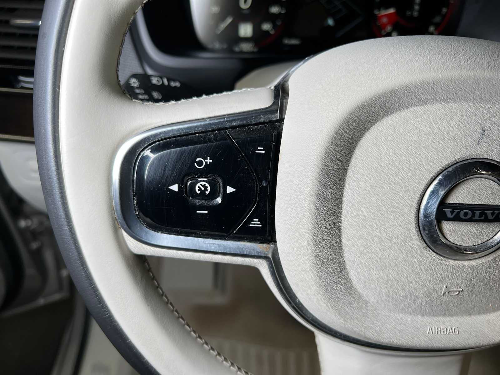 2016 Volvo XC90 T6 Momentum