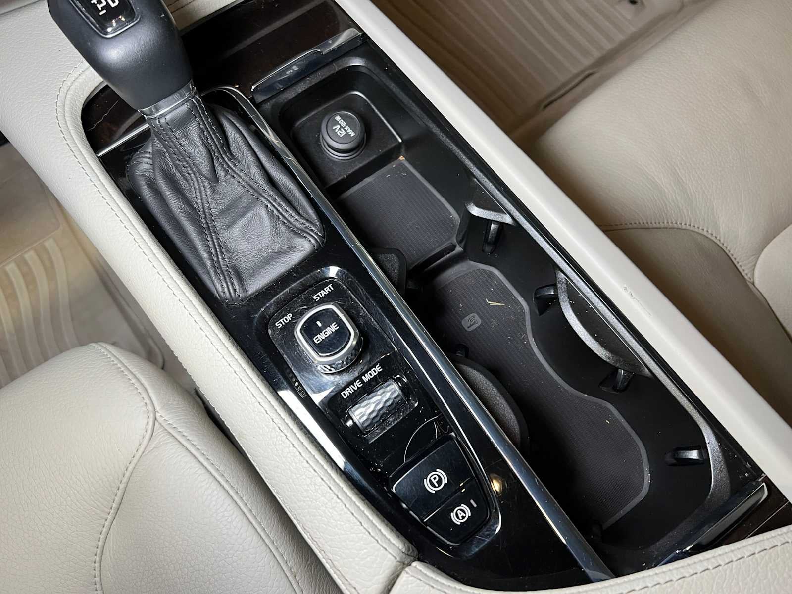 2016 Volvo XC90 T6 Momentum