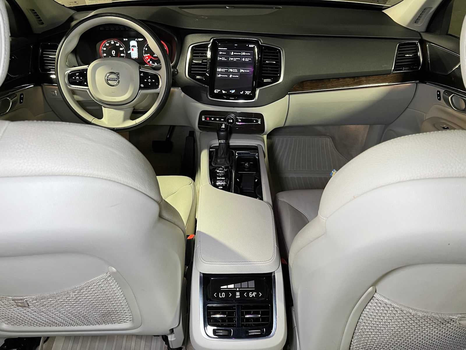 2016 Volvo XC90 T6 Momentum