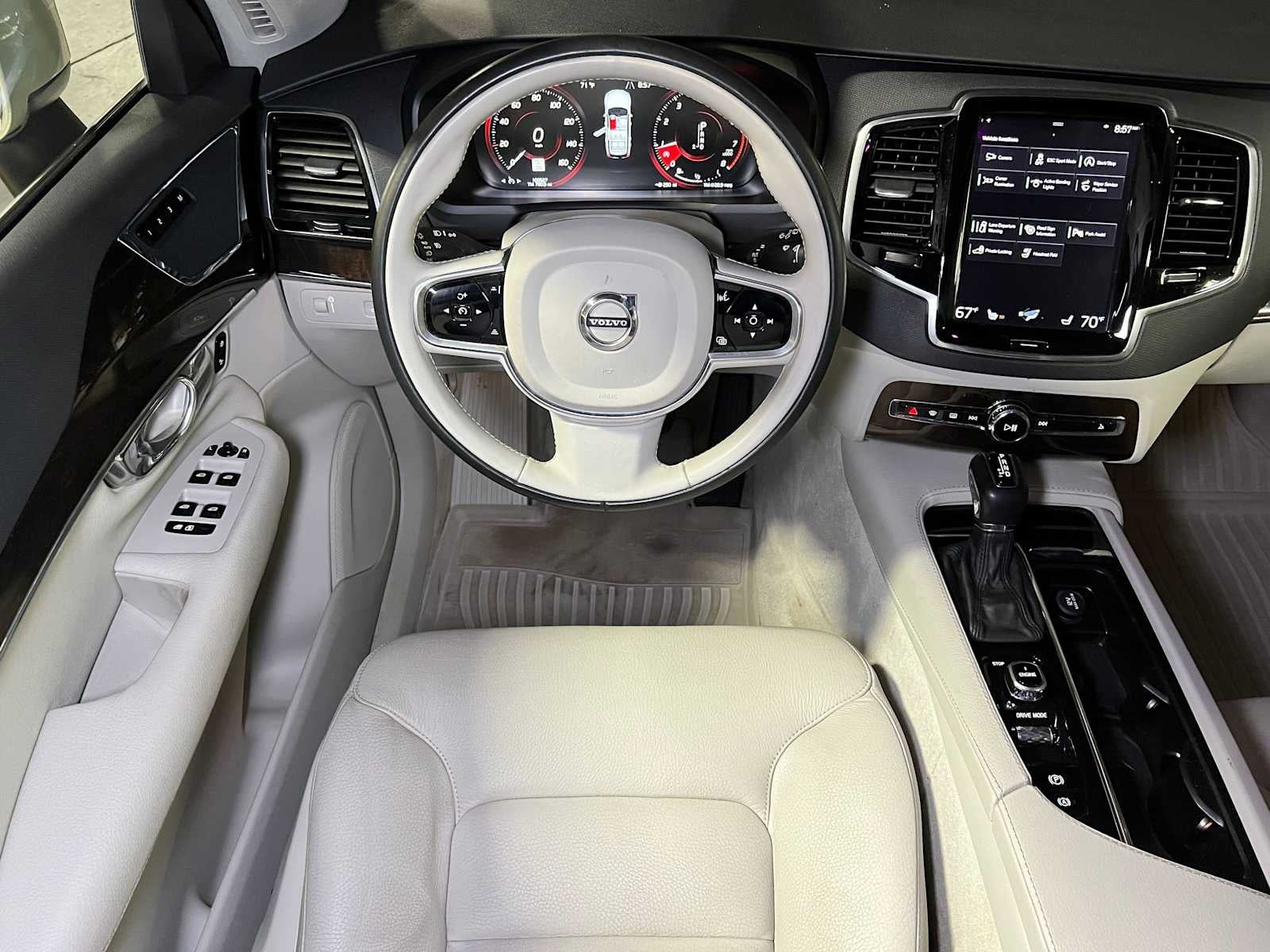 2016 Volvo XC90 T6 Momentum
