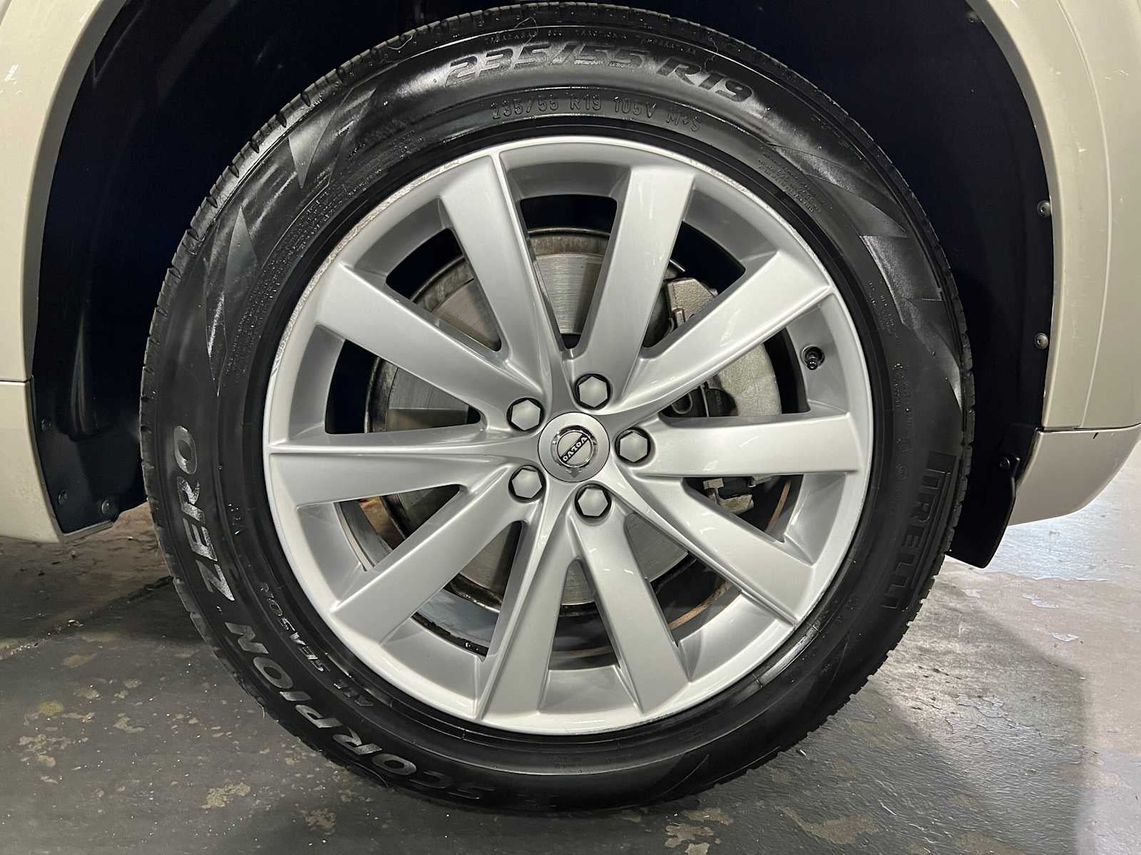 2016 Volvo XC90 T6 Momentum