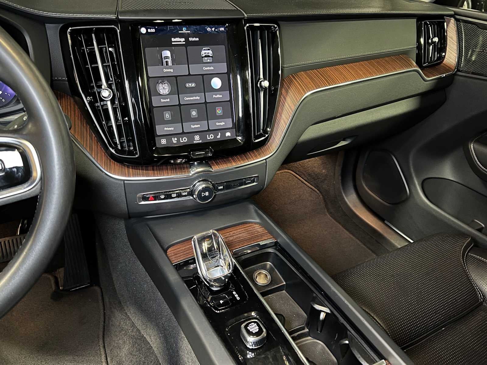 2023 Volvo XC60 Ultimate Dark Theme