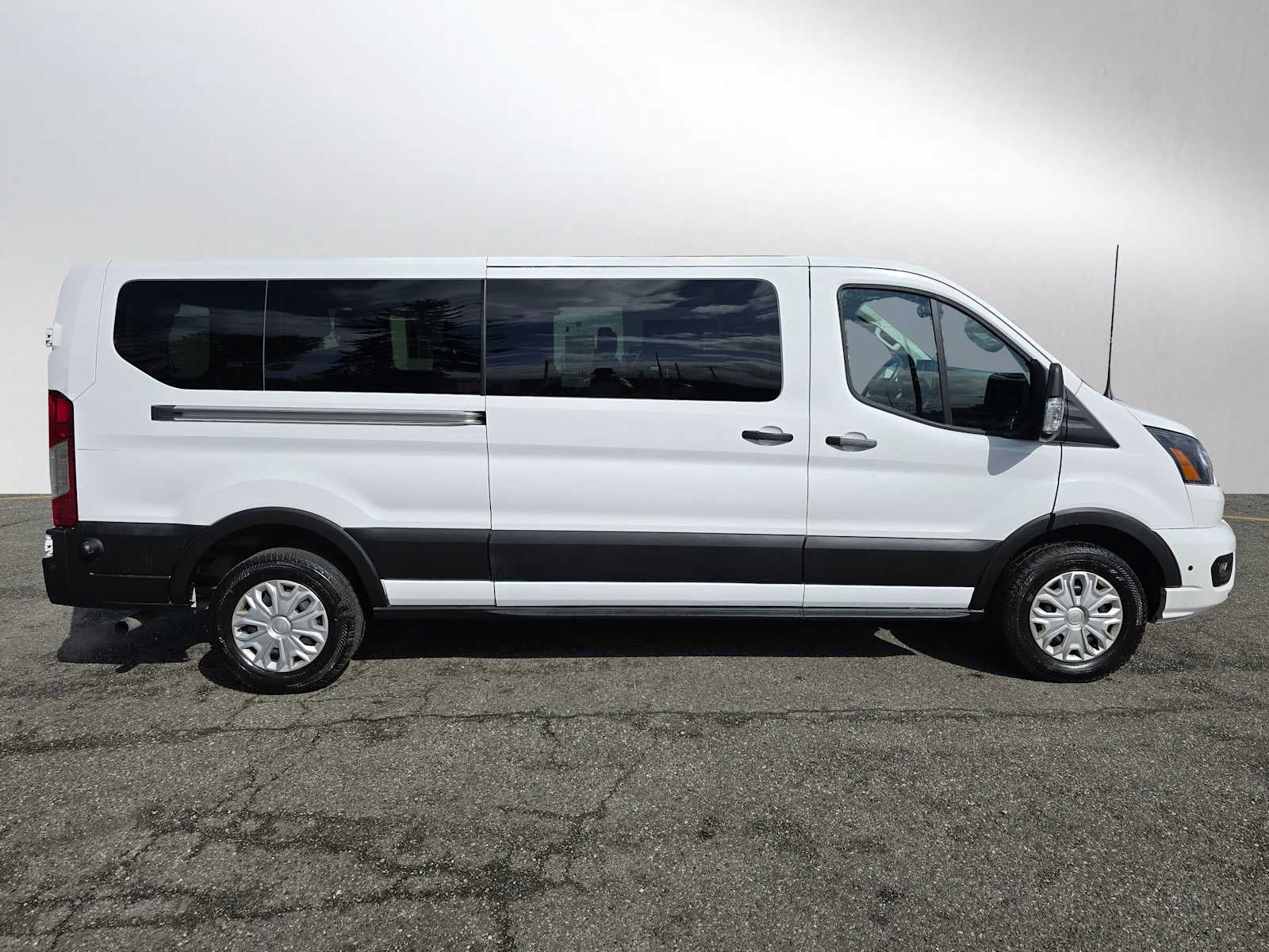 2024 Ford Transit Passenger Wagon XLT