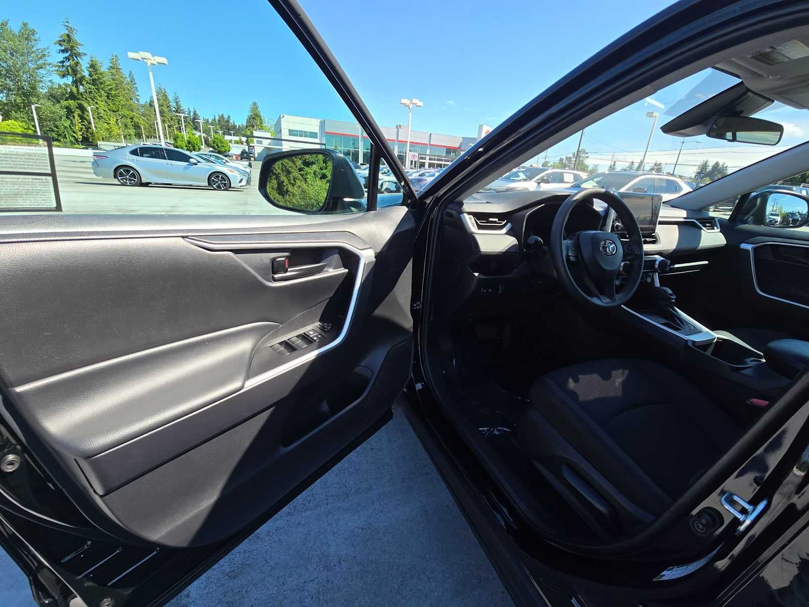 2024 Toyota RAV4 LE - Photo 20