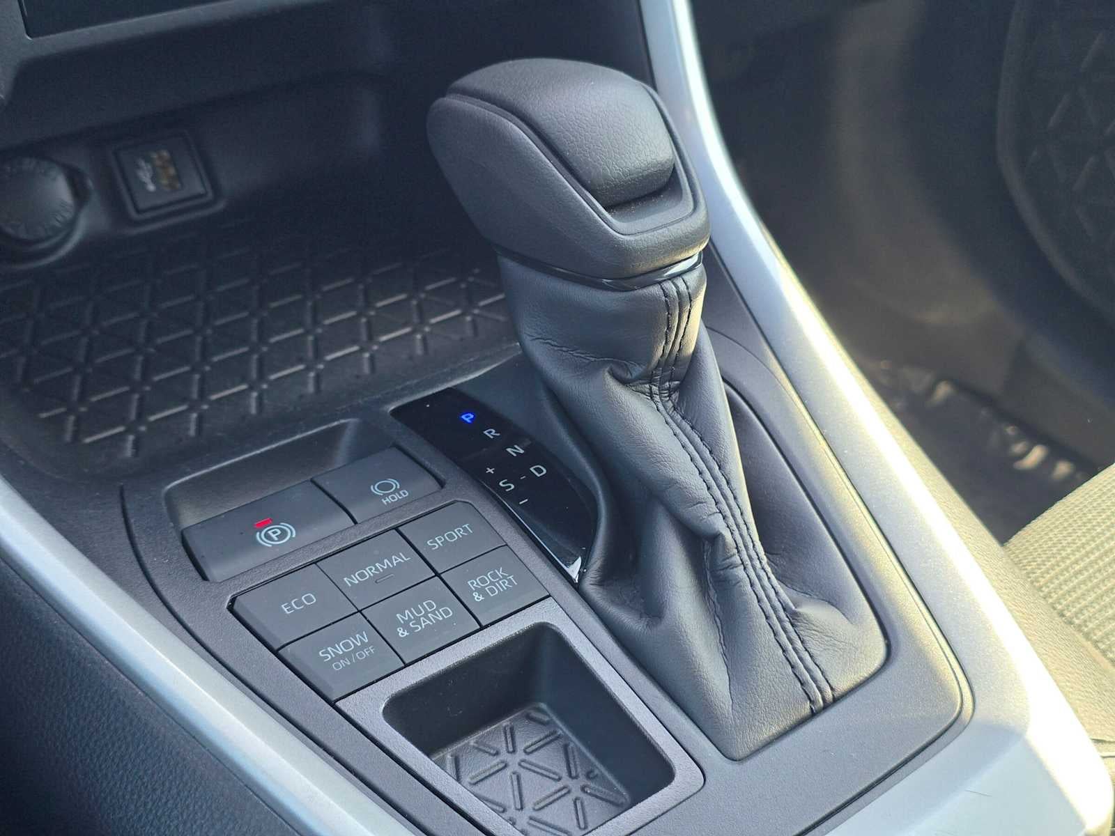 2024 Toyota RAV4 LE - Photo 27