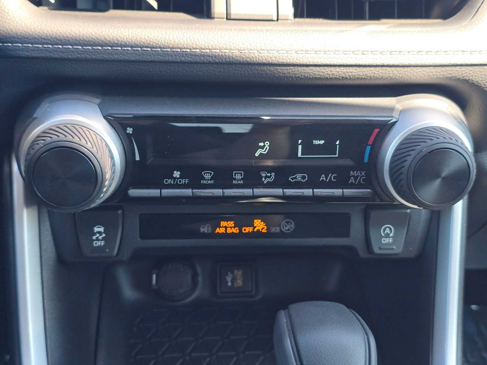 2024 Toyota RAV4 LE - Photo 28