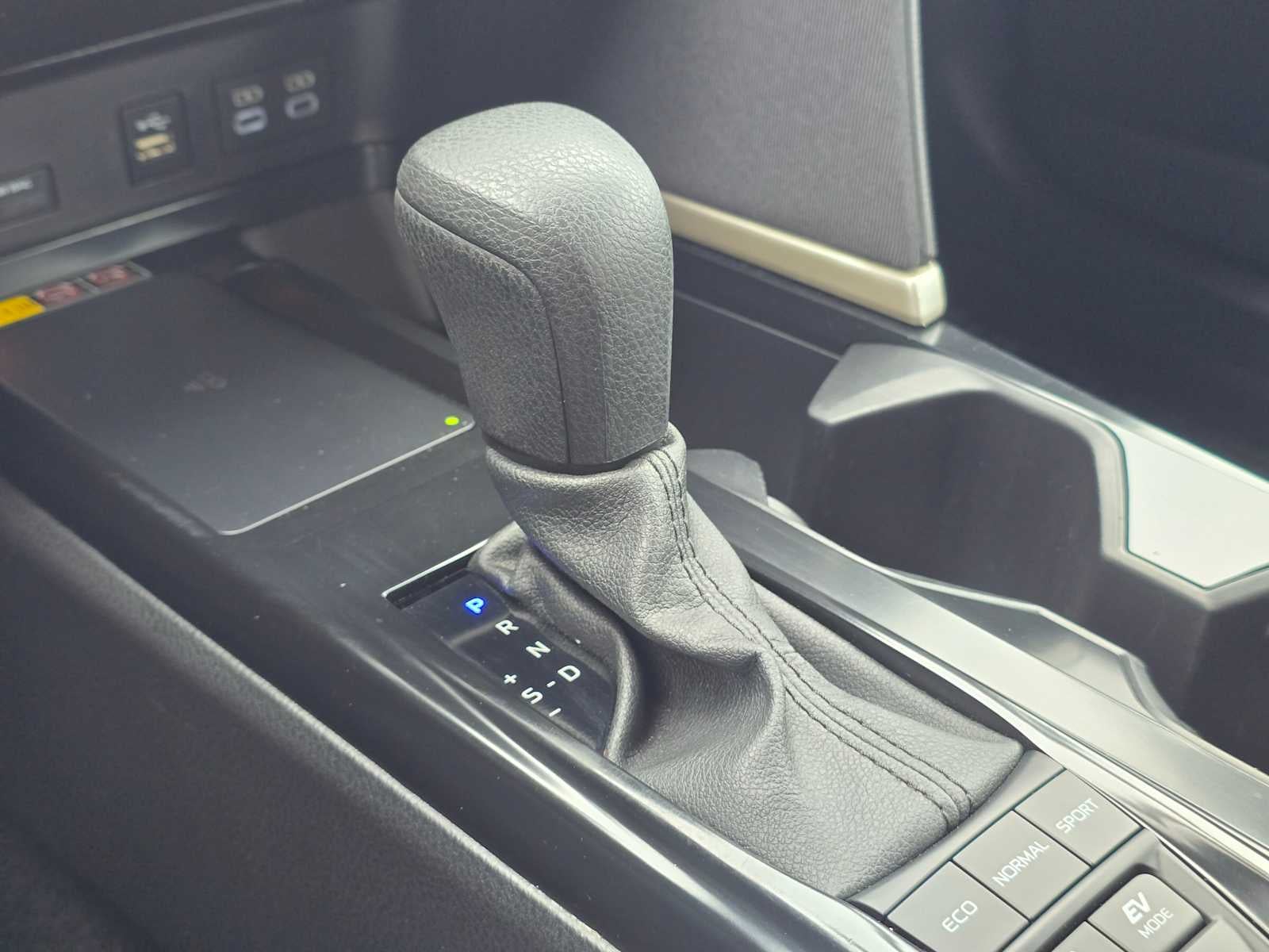 2025 Toyota Camry LE - Photo 27