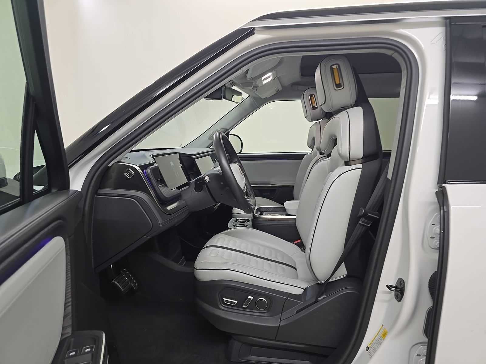 2024 Rivian R1S Adventure