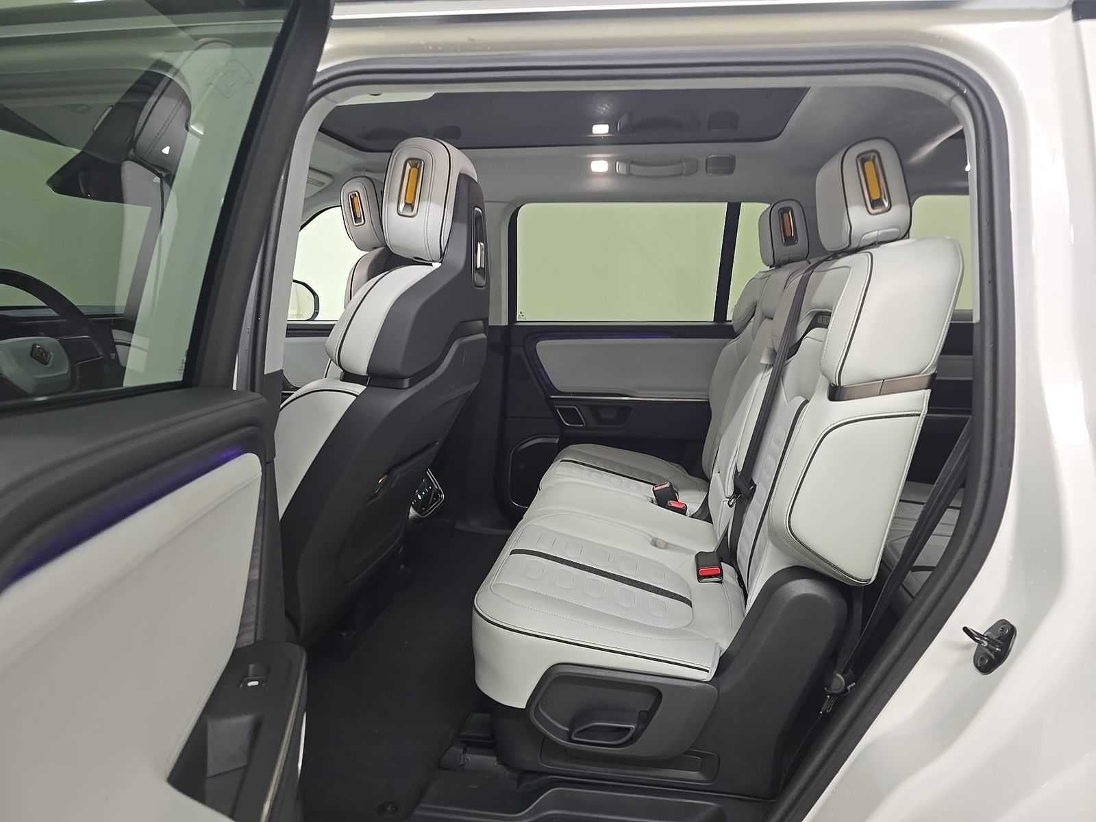 2024 Rivian R1S Adventure