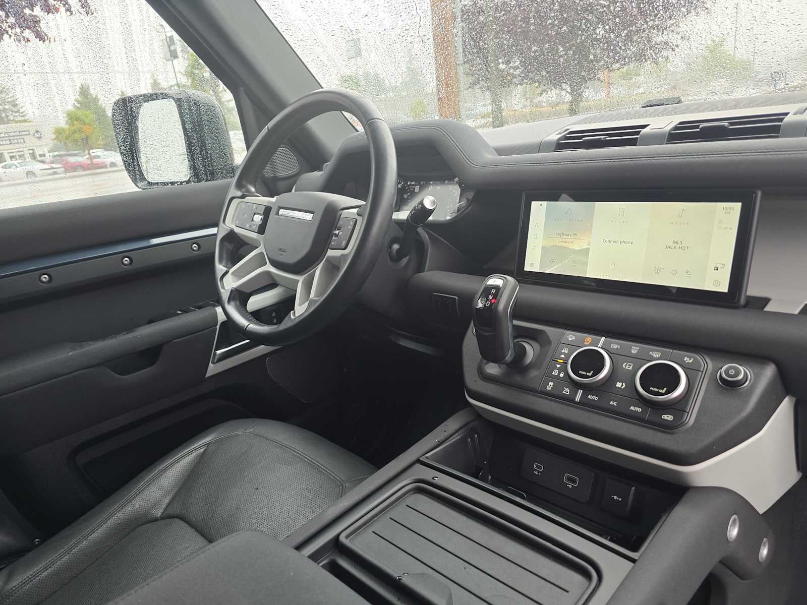 2023 Land Rover Defender SE